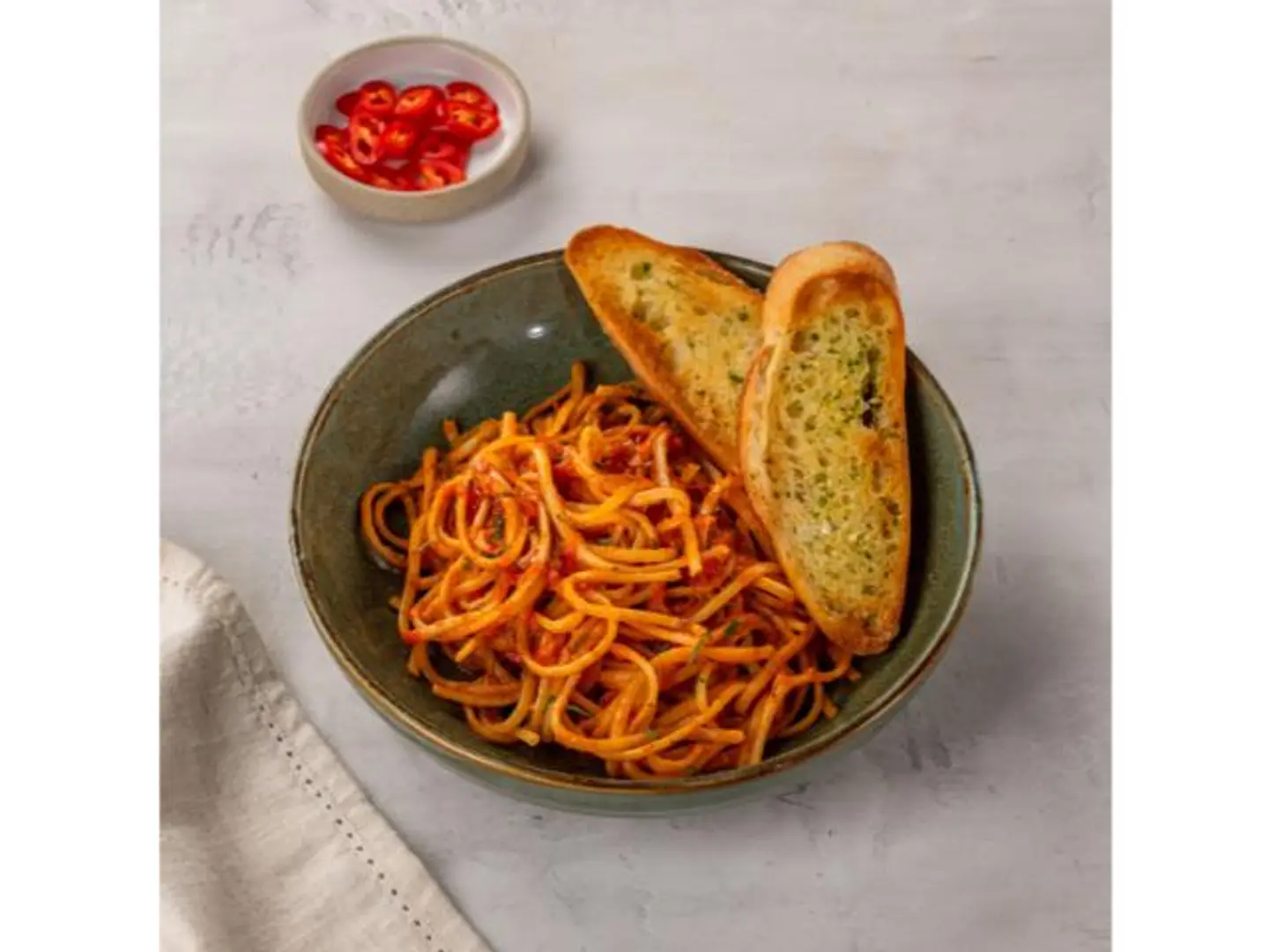 لينغويني بالفلفل الحار والثوم