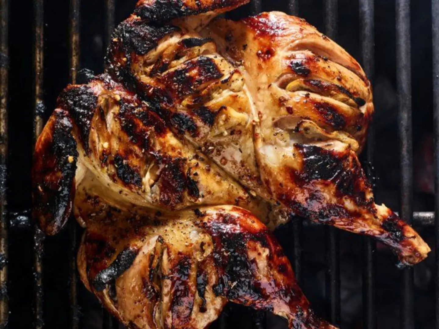 دجاجة كاملة على الفحم