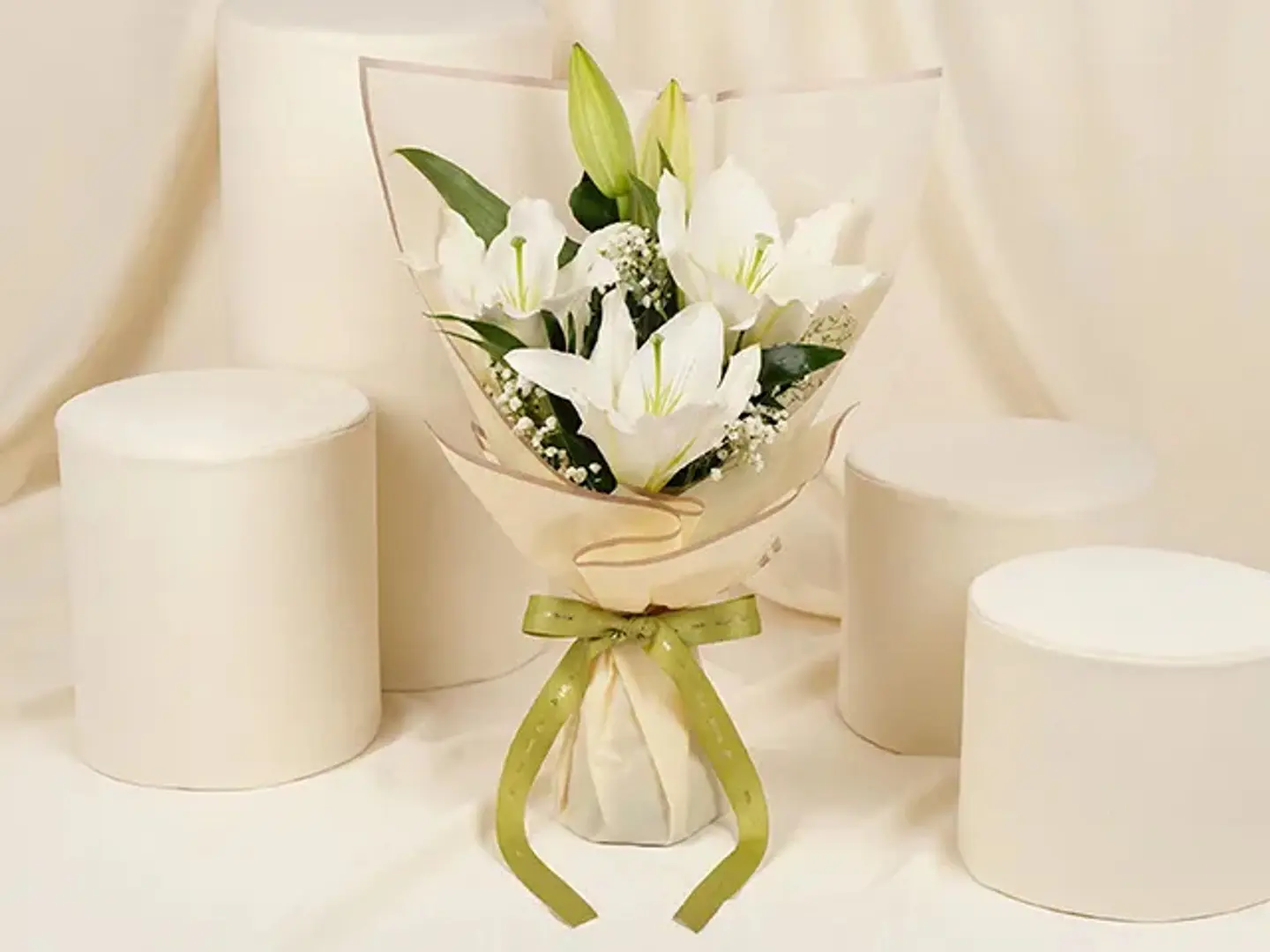 باقة زنابق بيضاء زهور أنيقة للمواساة والهدايا