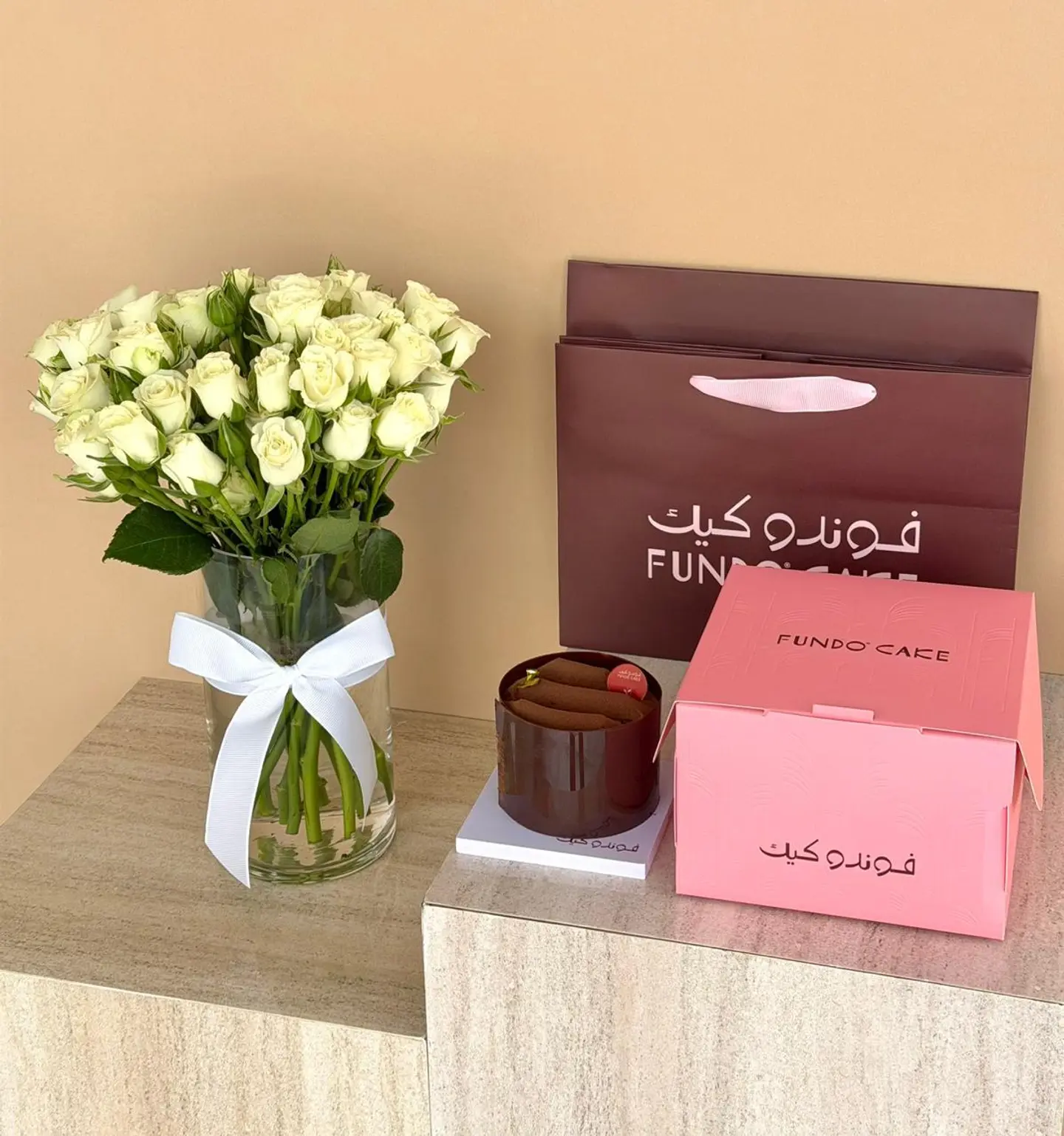 الفازة البيضاء مع كيكة الشوكليت