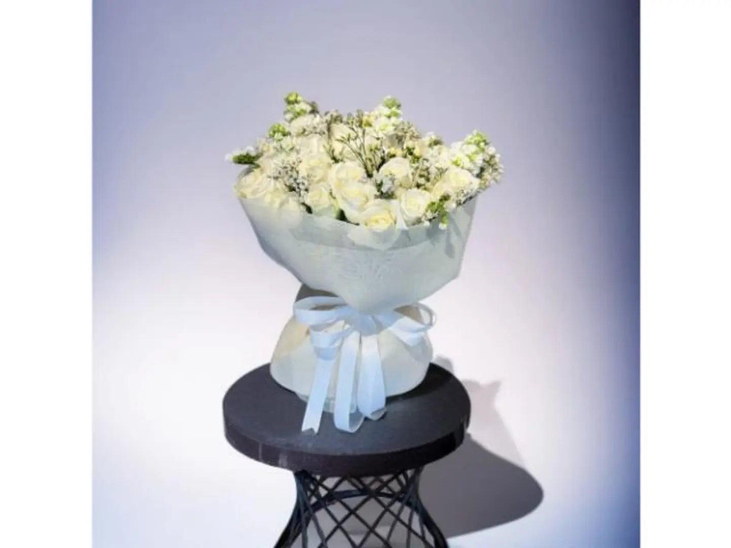 باقة ورد أبيض وجيبسوفيلا