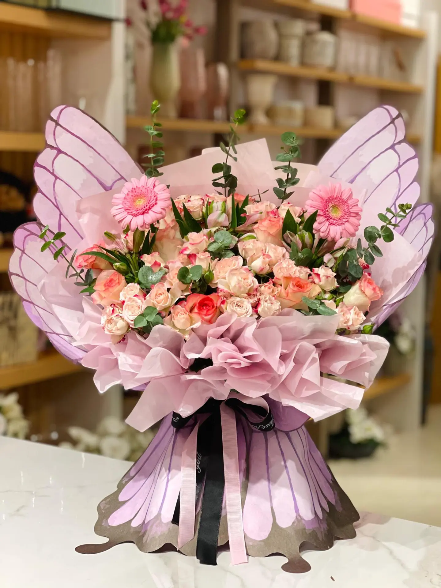 باقة بيبي روز وجوري بتغليف الفراشة