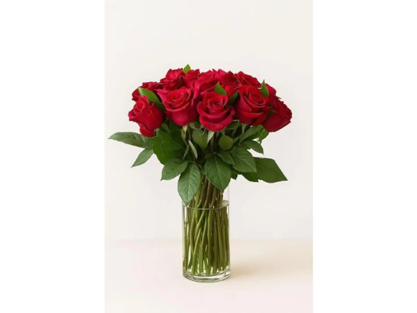 بوكيه رائع من وردة حمراء مع فازة