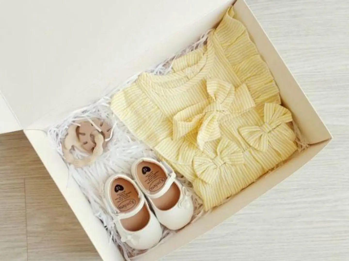 فستان اصفر مع ربطه شعر