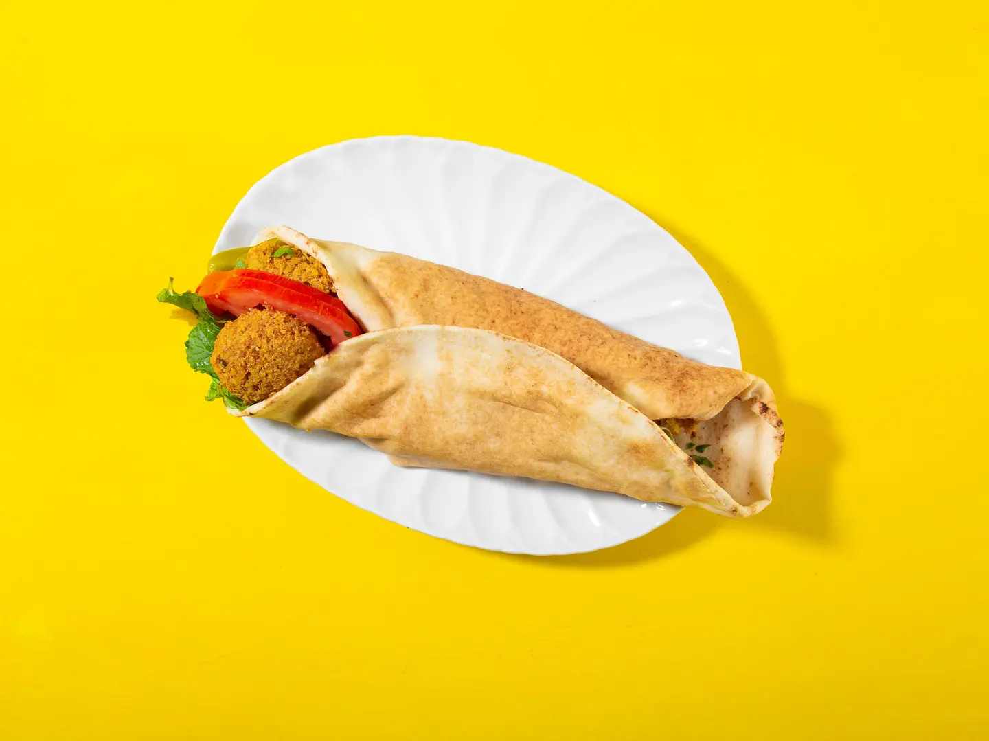 ساندوتش فلافل مع الحمص