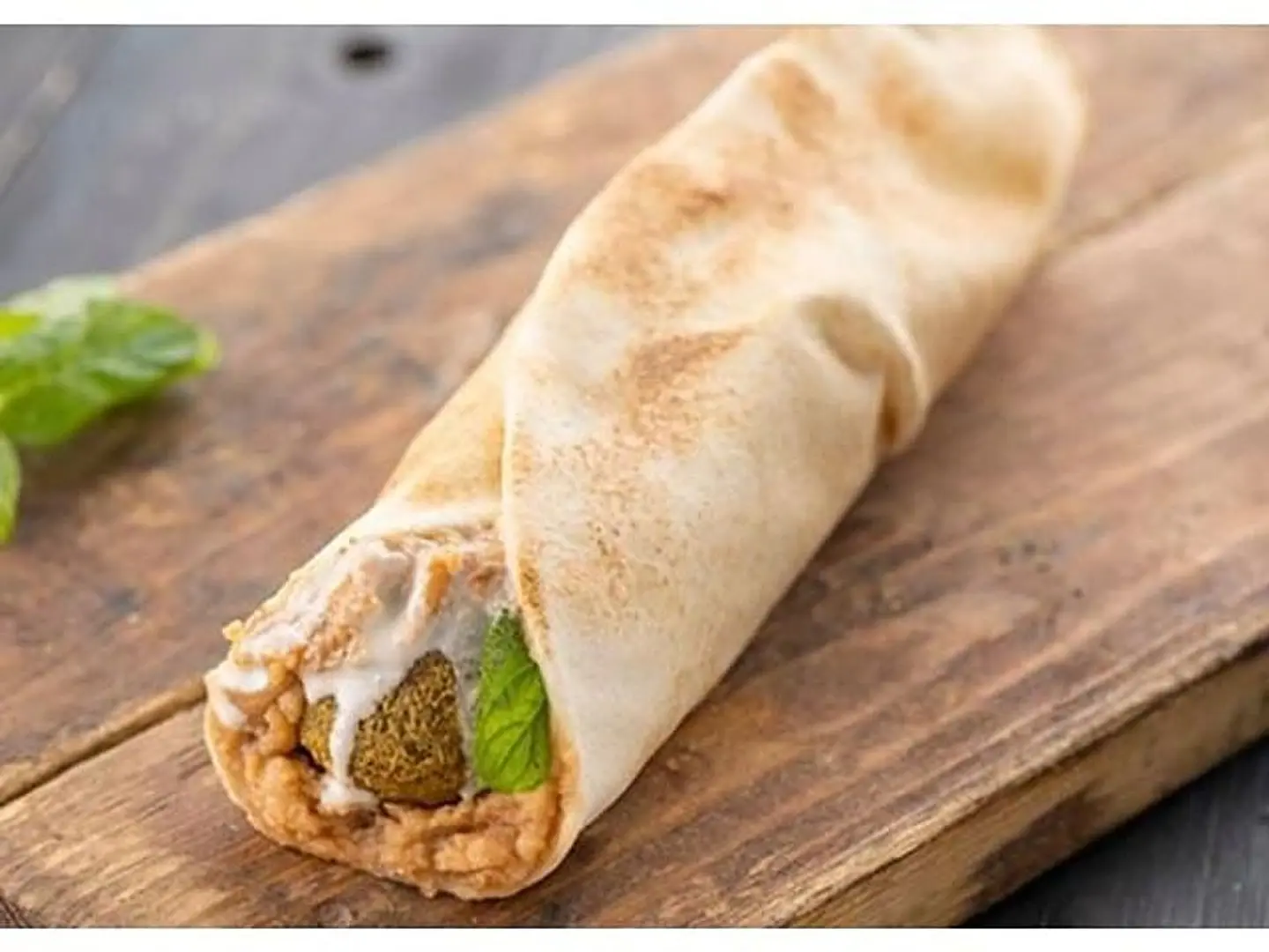 ساندوتش طعميه مع حمص