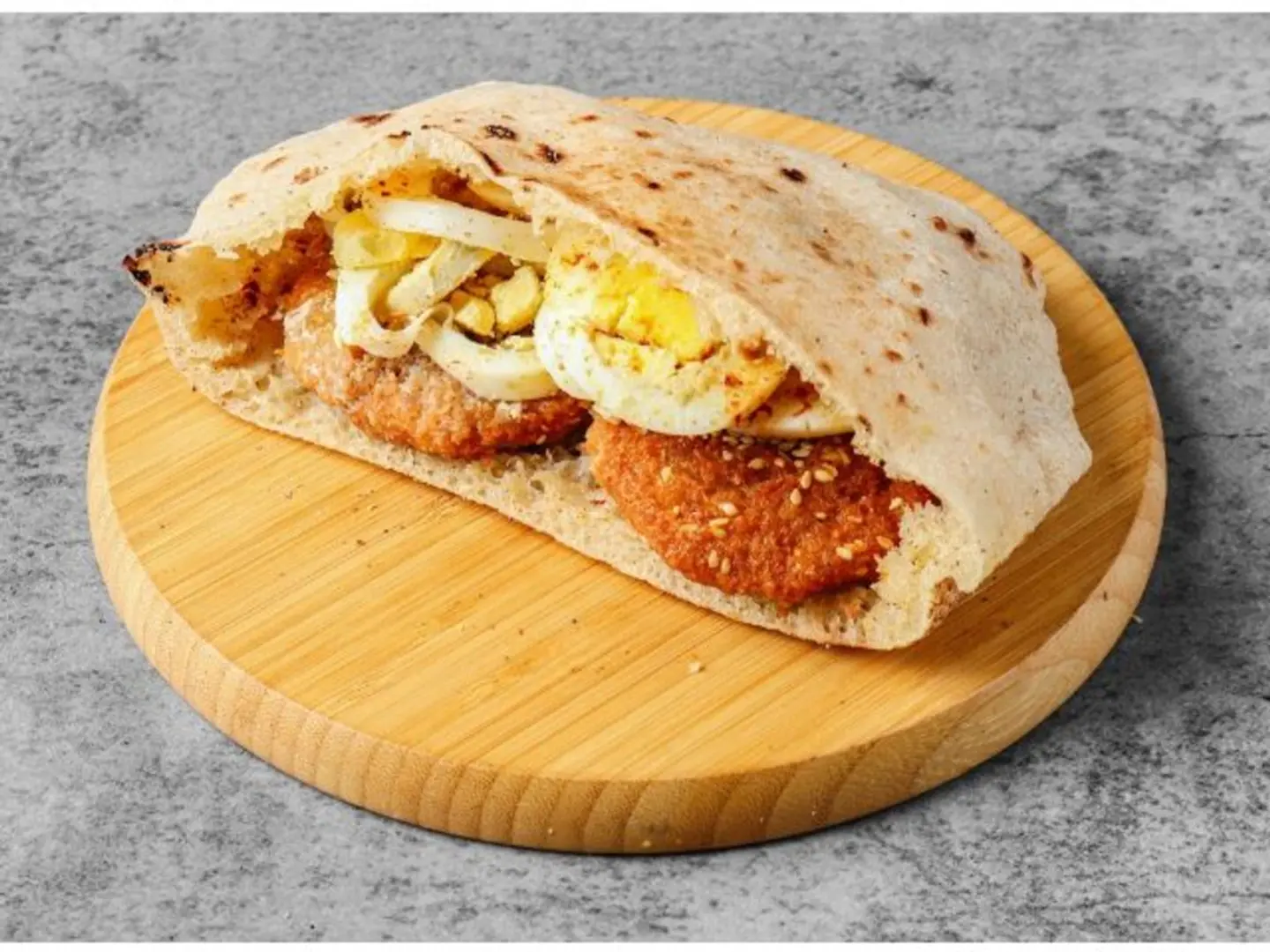 ساندوتش فلافل بالبيض مع الحمص والشبس