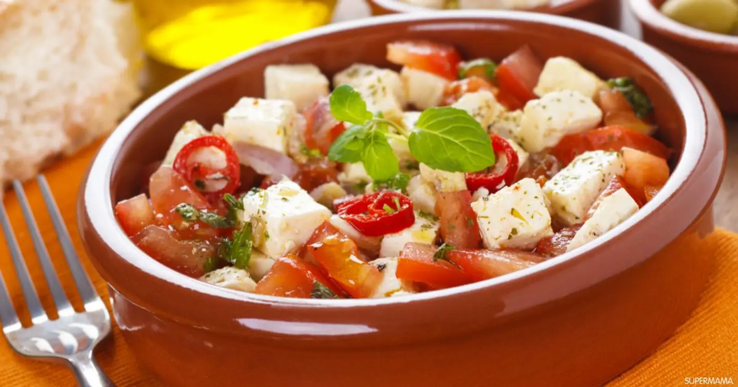 صحن جبنة مع الطماطم