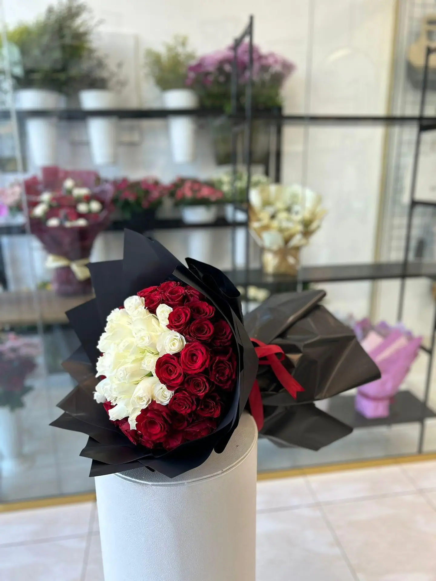 بوكيه ورد ٥٠ حبه احمر وابيض