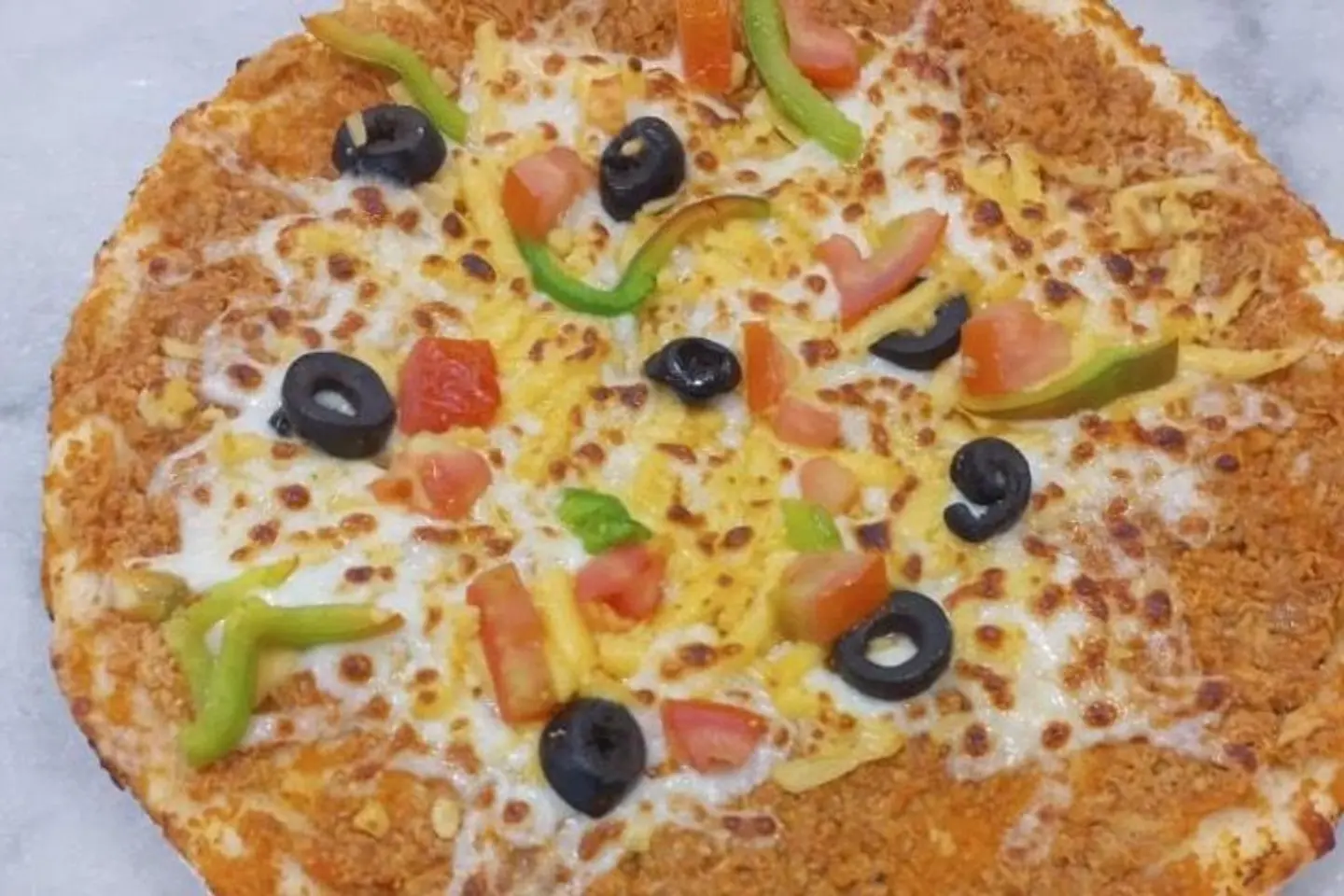 بيتزا لحم مع جبن سائل