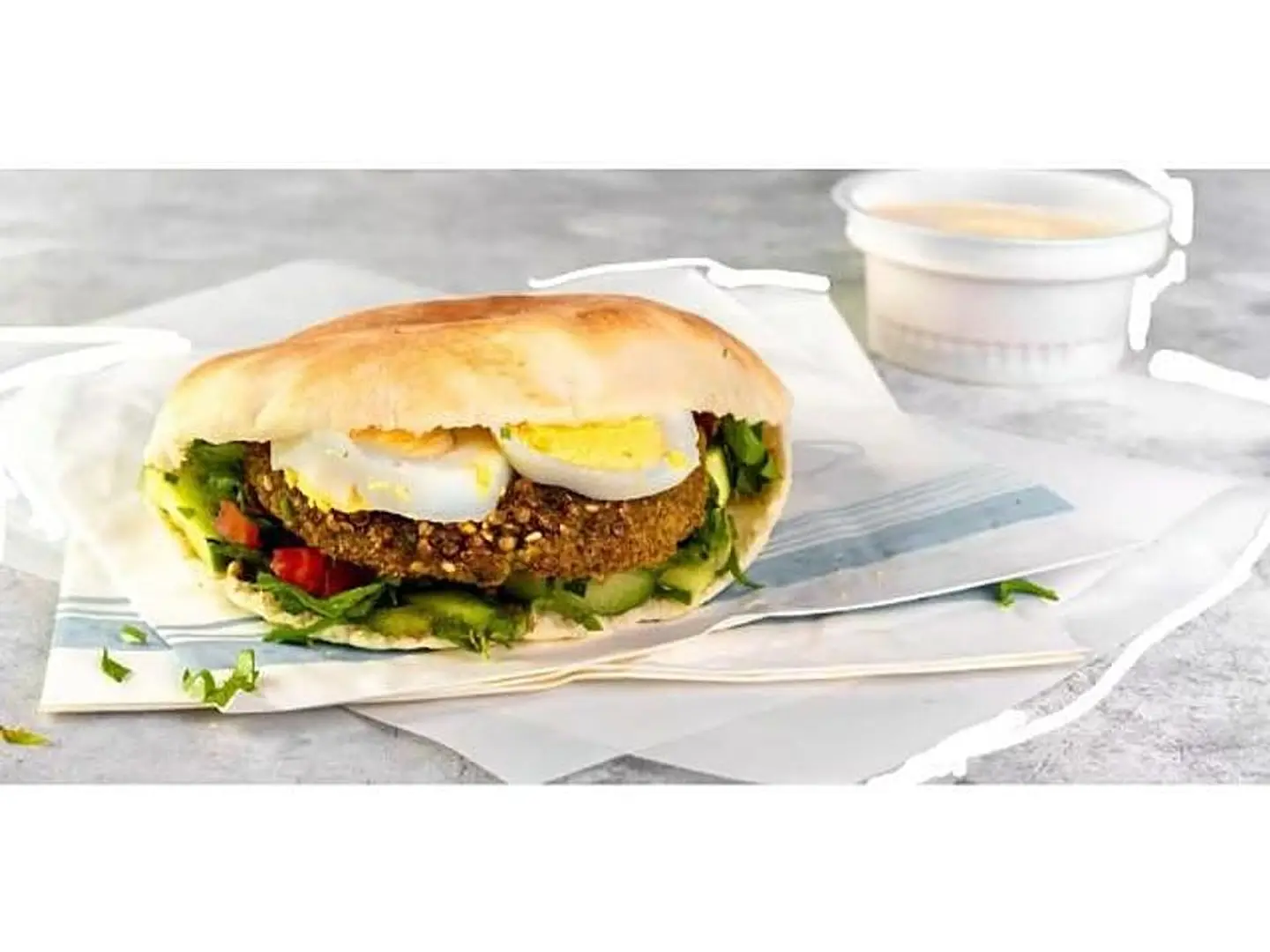 ساندوتش طعمية بالبيض