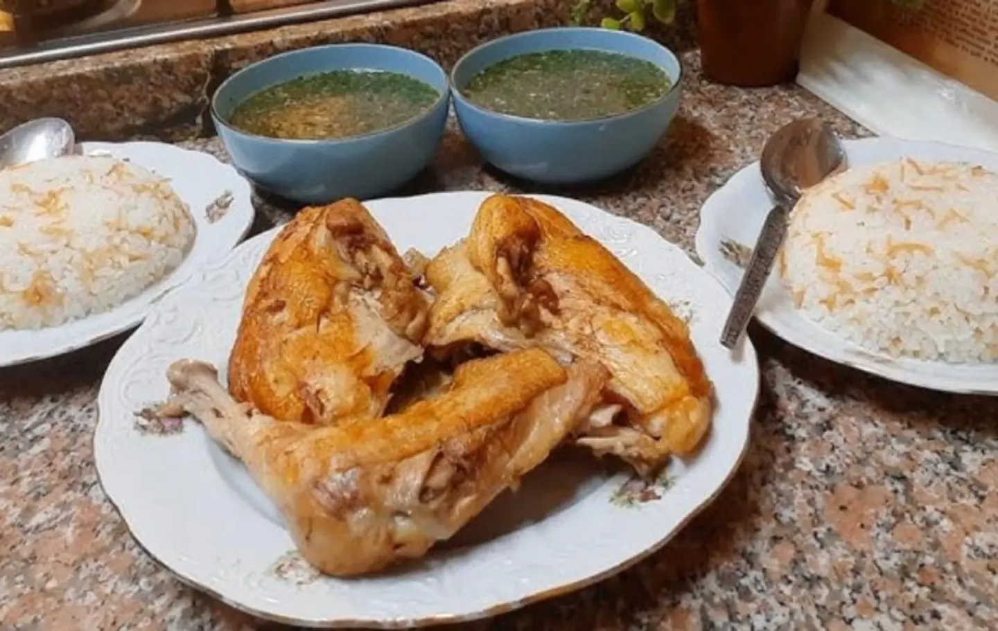 فرخة بلدي محمرة مع أرز وخضار