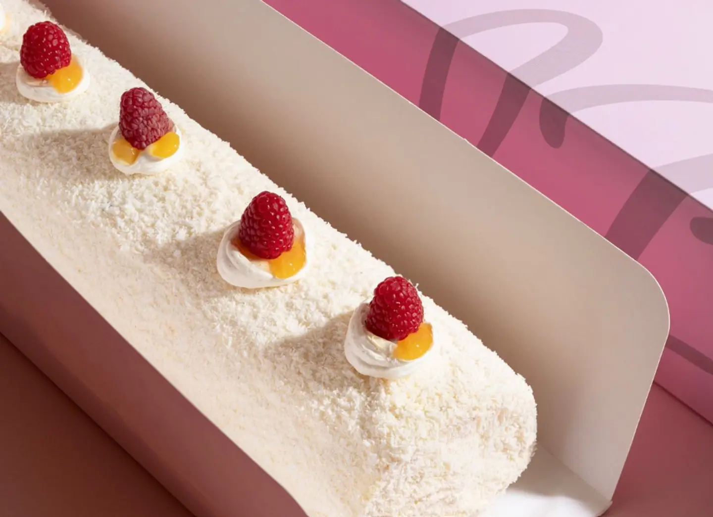 رول كيك باشن فروت بالمانجو