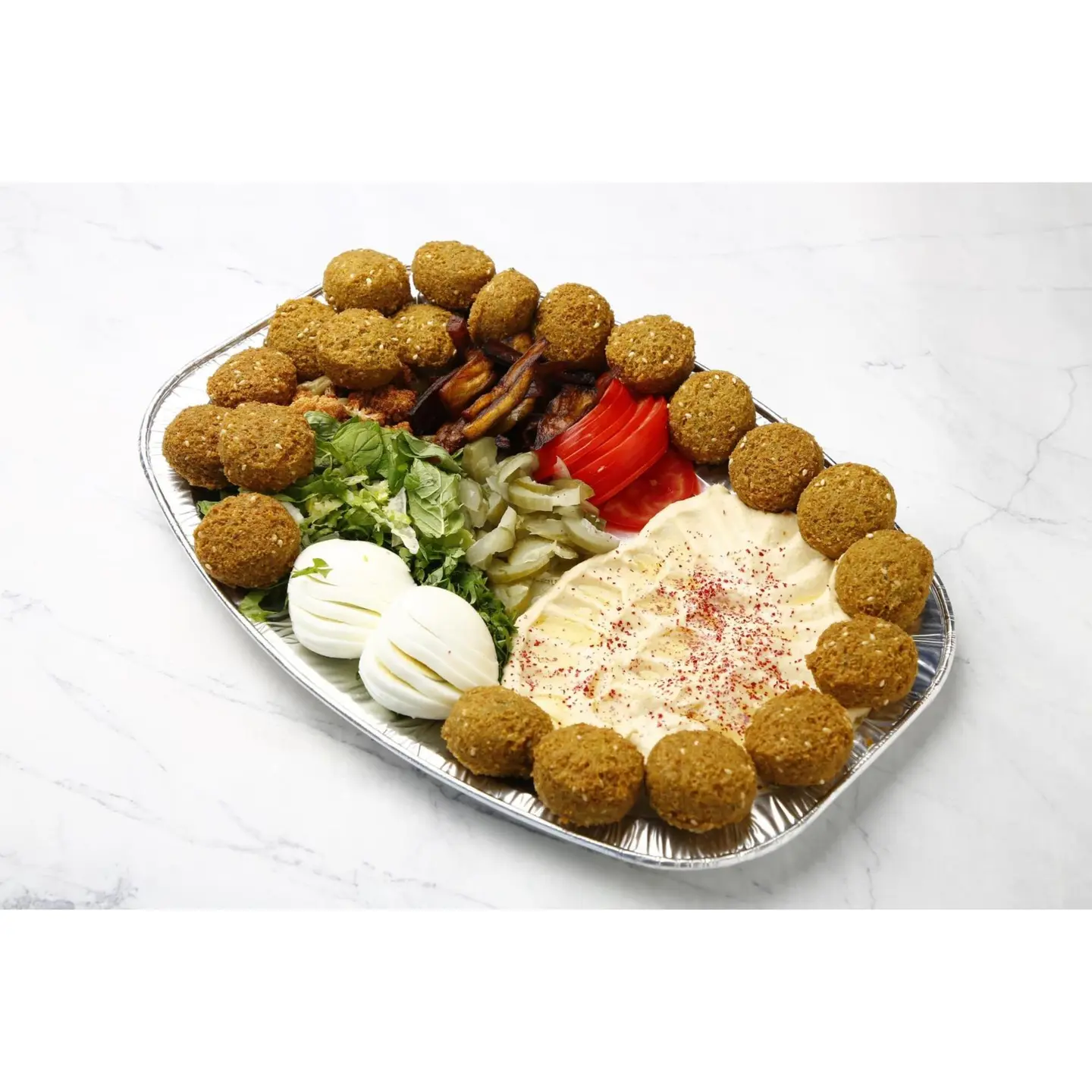 صحن مشكل مع بيض وحمص