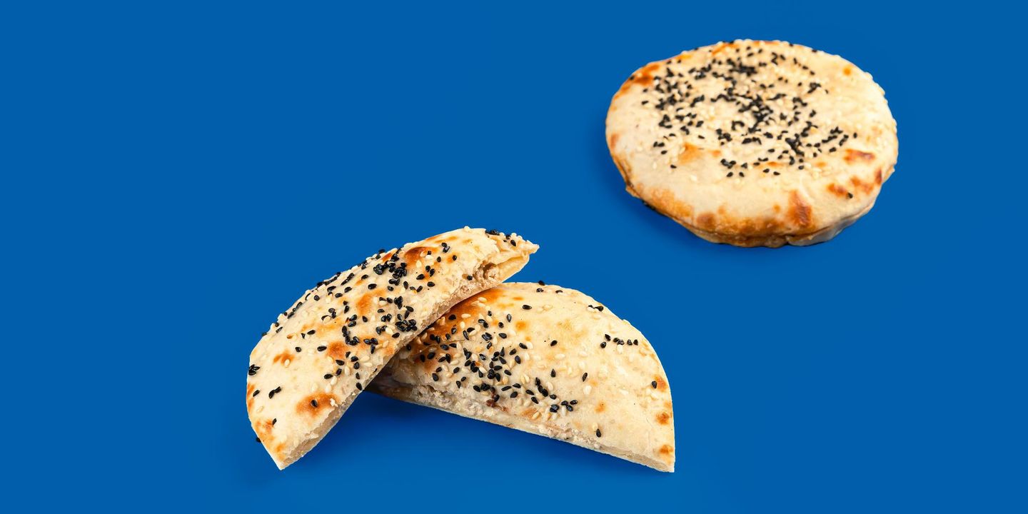 عيش مدور جبن وطحينية