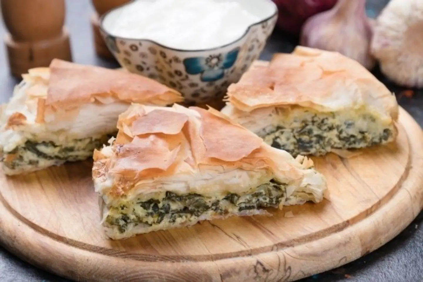 سبانخ بالجبن واللبنة