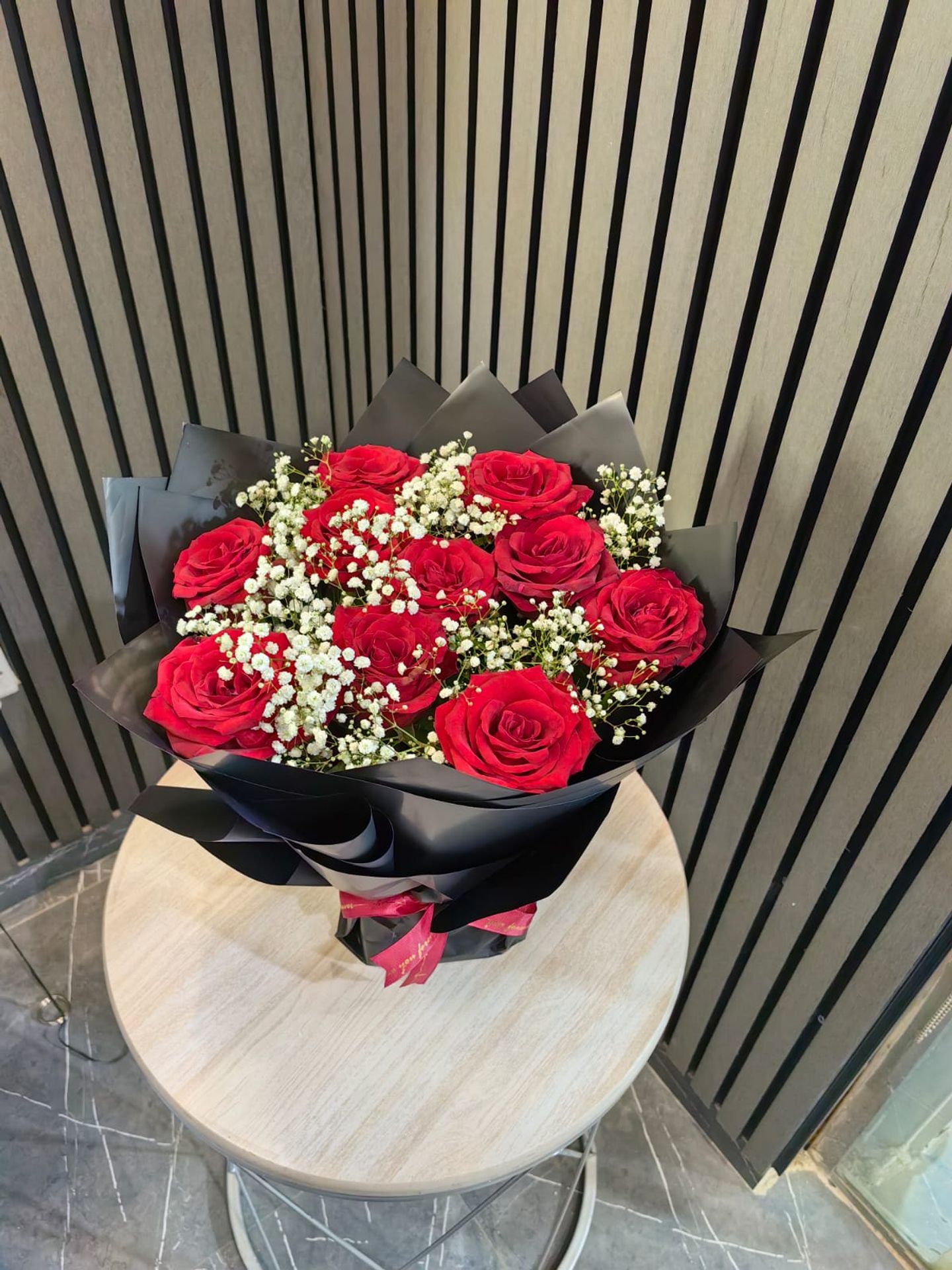 باقة الجوري بقاعدة