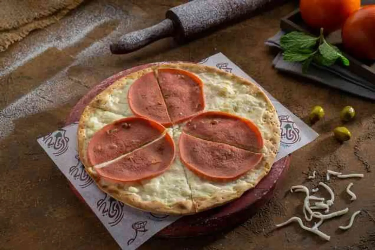 مرتديلا مع الجبنة