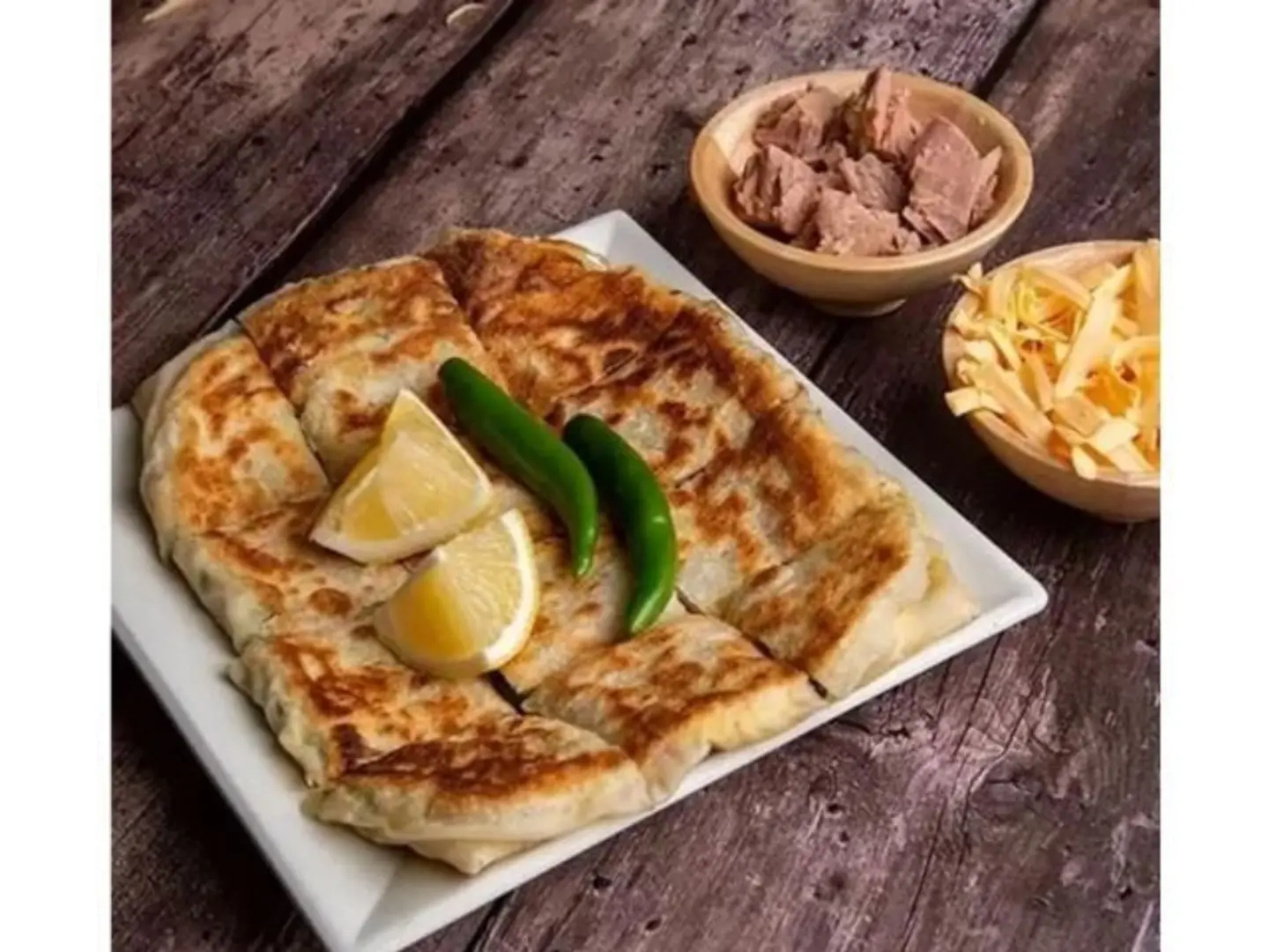 مطبق تونة مع جبنة شيدر