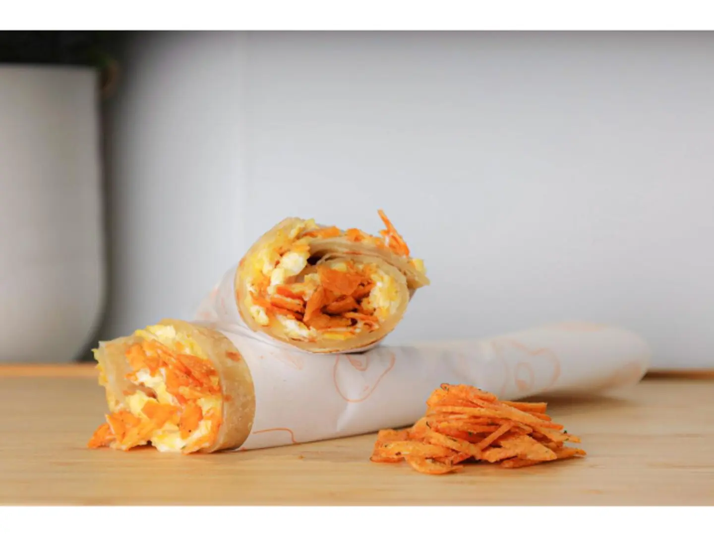 جباتي جبن سائل مع شيبس