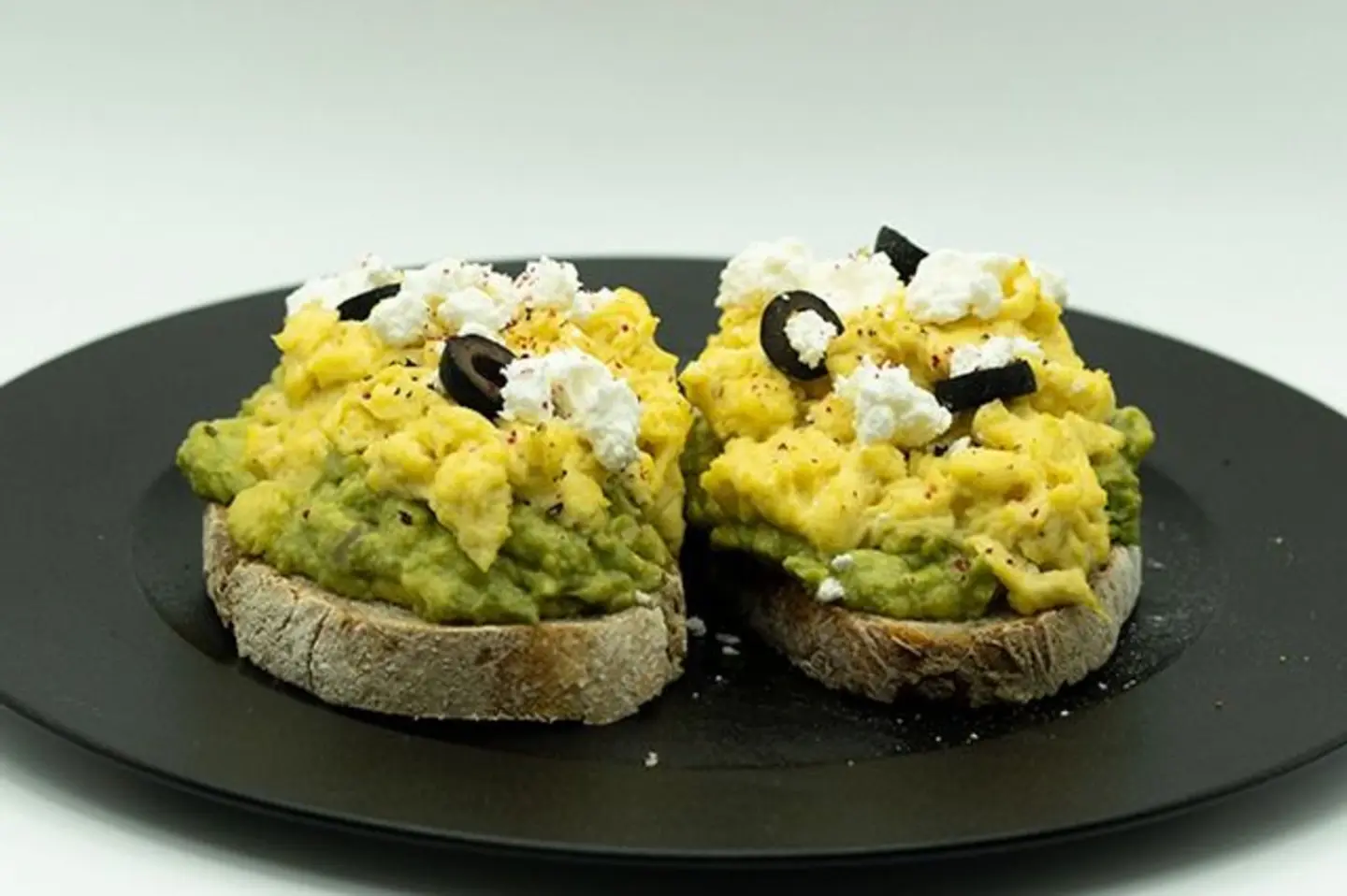 البيض المخفوق و الافوكادو