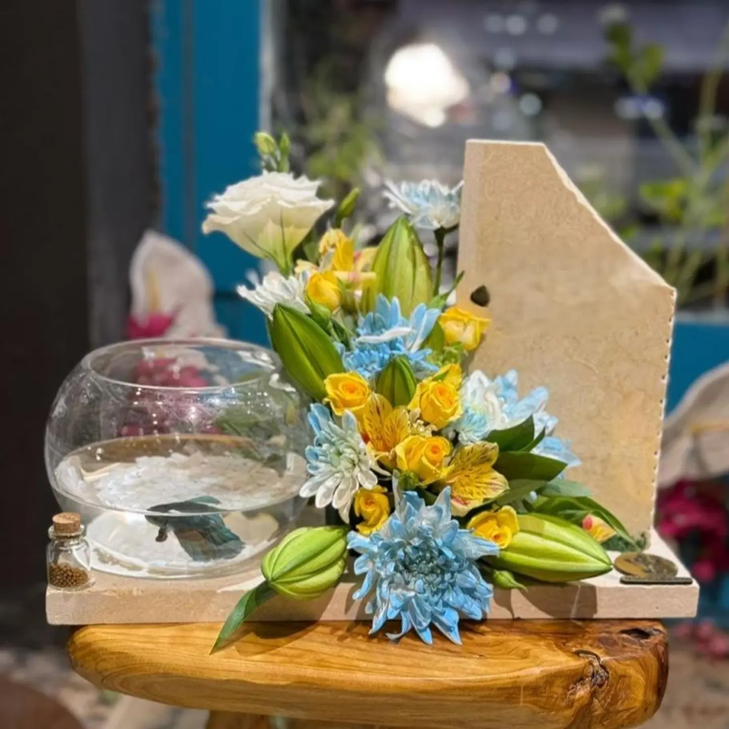 فازة سمك مع لوح قرانيت