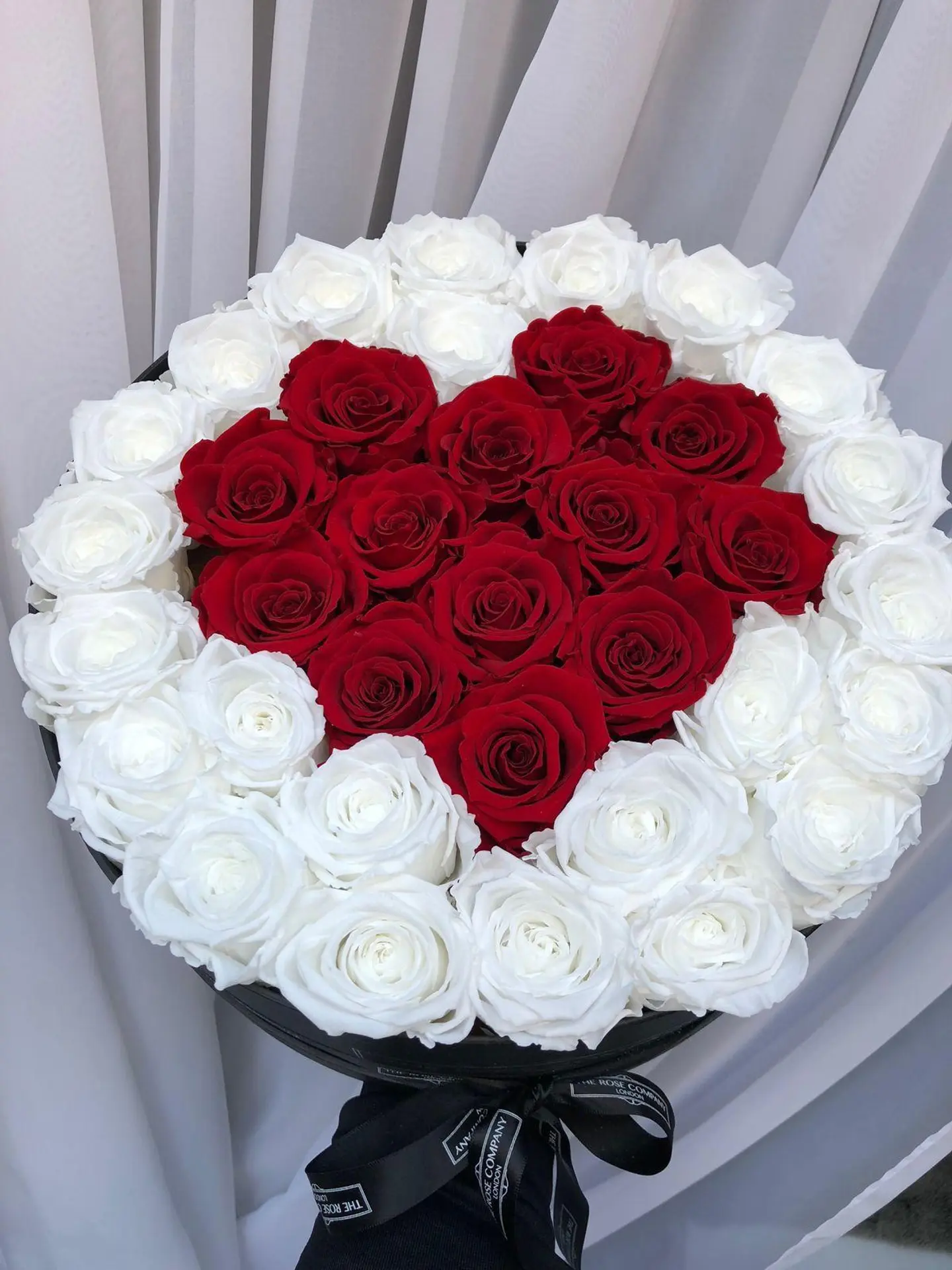 بوكس مع ورد جوري احمر وابيض