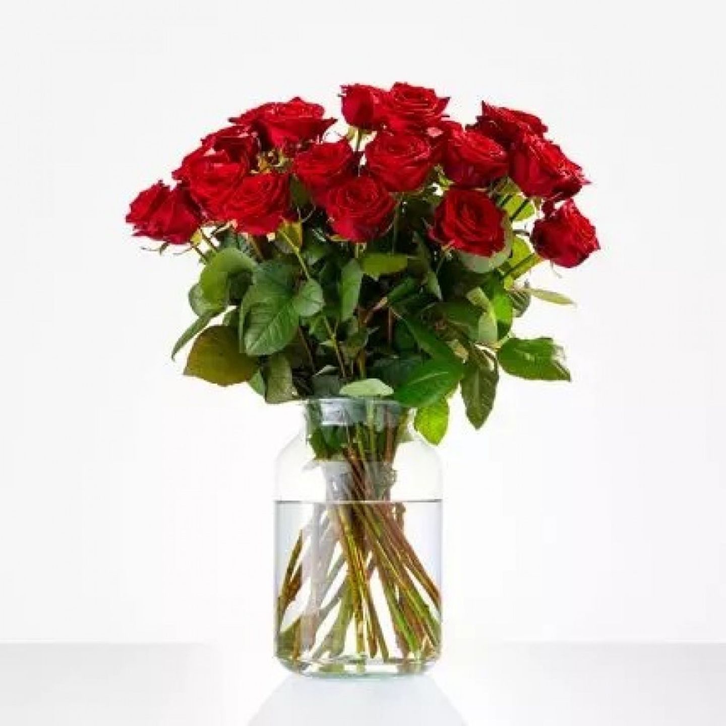 مزهرية ورود حمراء رومانسية