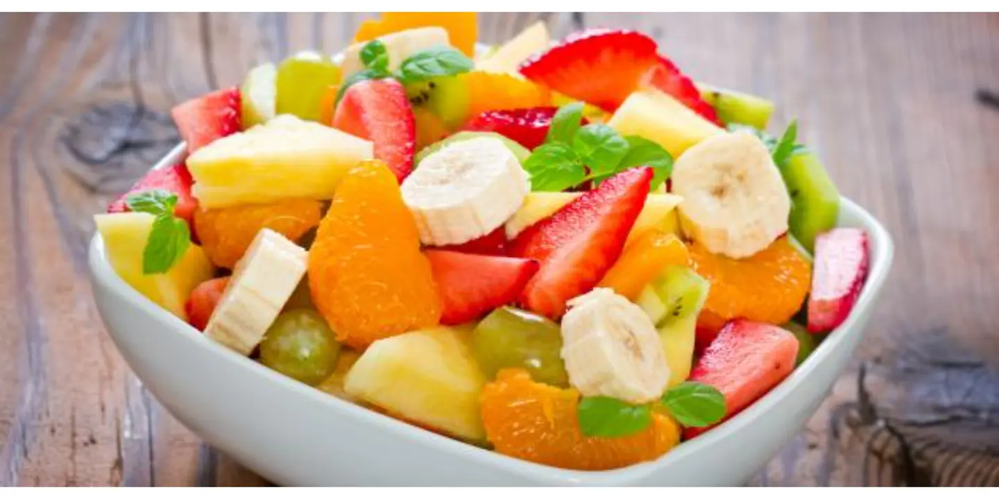 صحن سلطة فواكه وسط