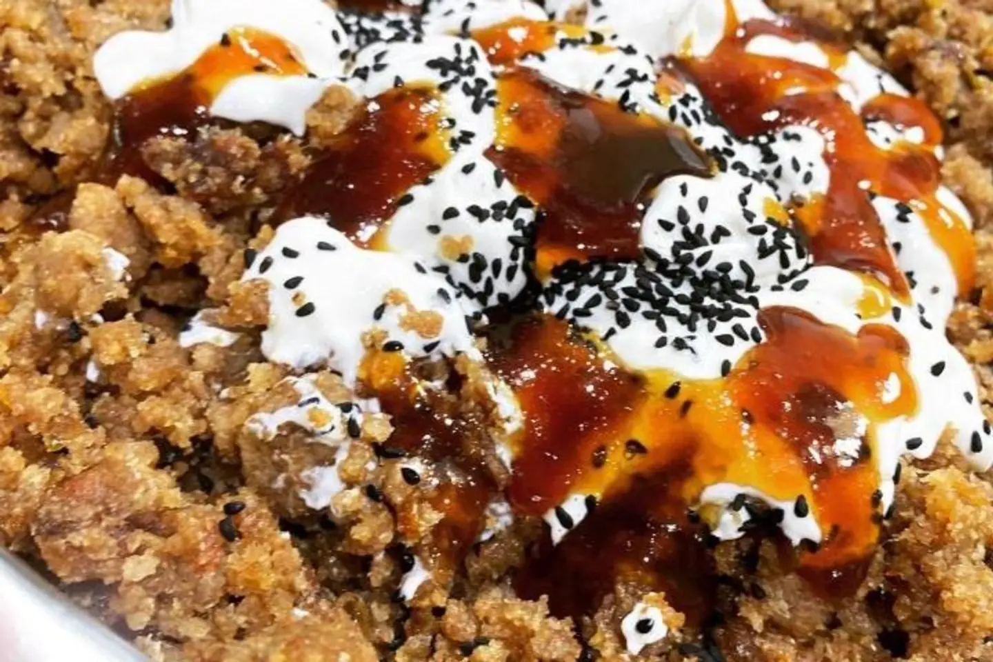 فتة بالتمر والعسل والقشطة