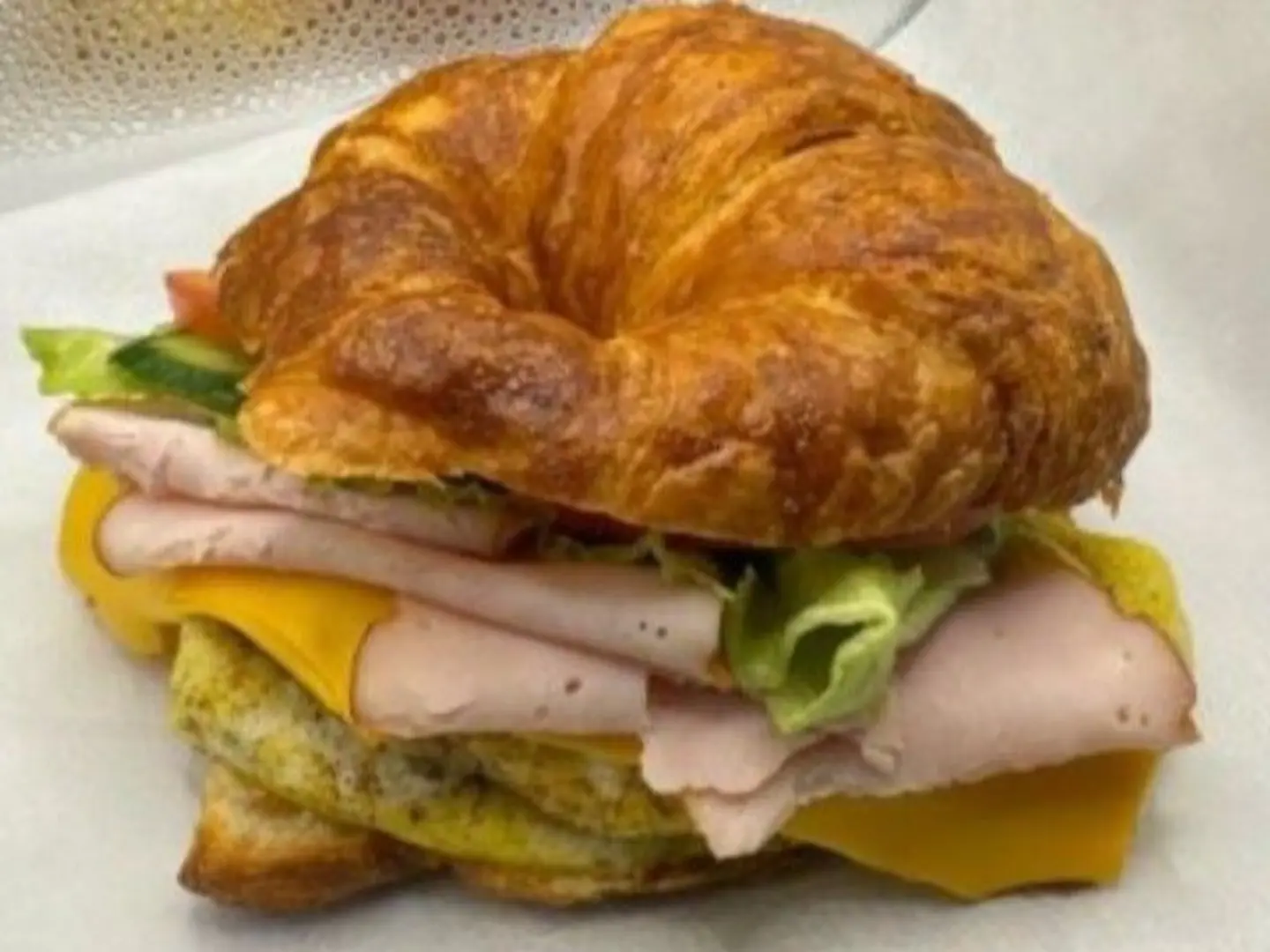 كروسان كبير أومليت جبنه وتركي