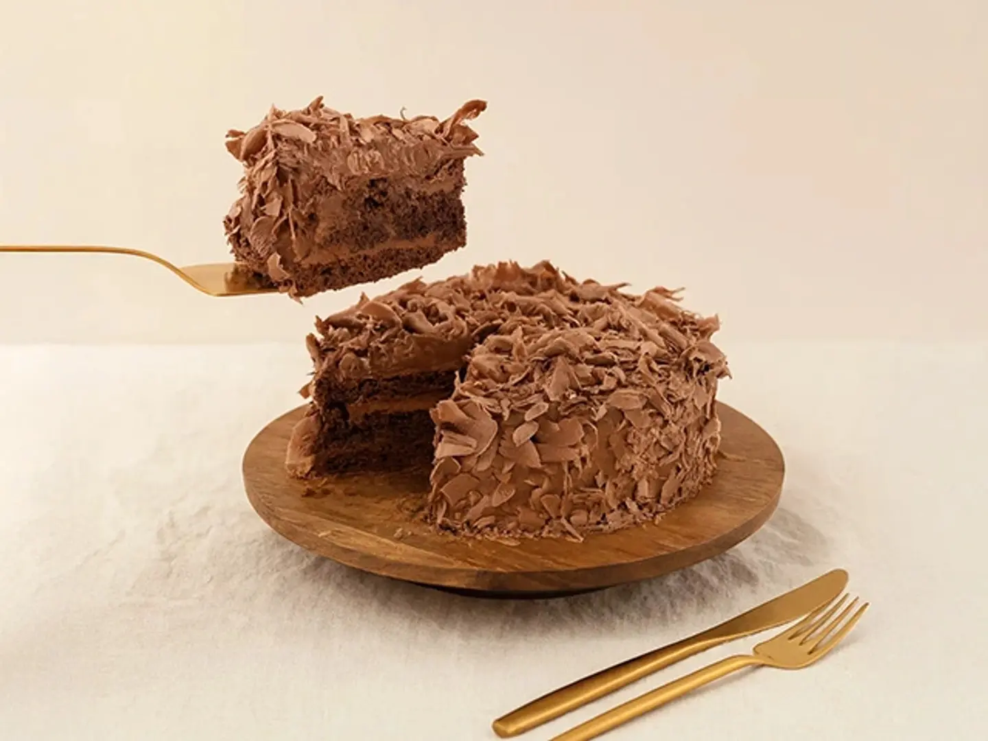 كعكة شوكولاتة كلاسيكية غنية بطبقات من الشوكولاتة الرطبة