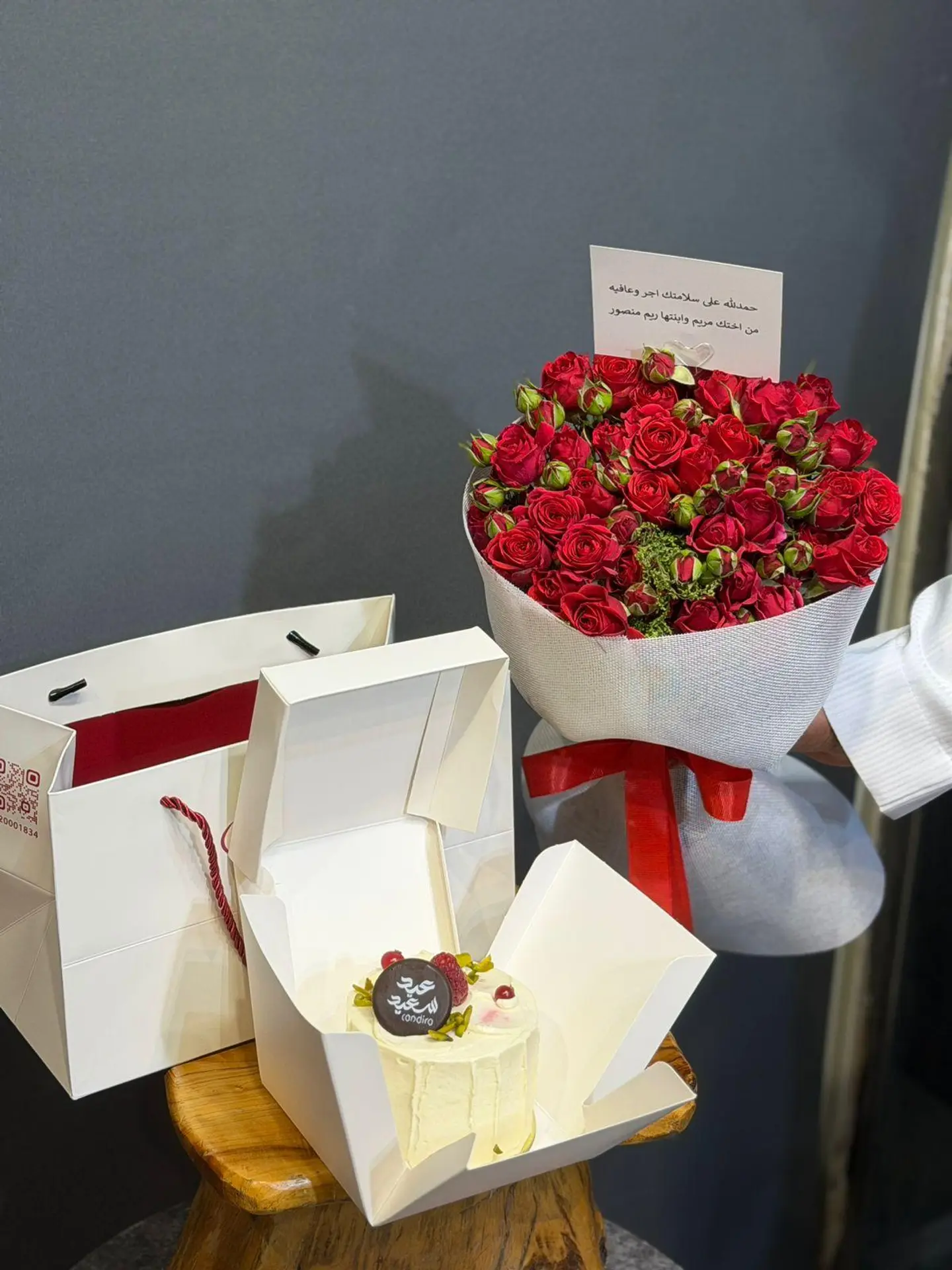 Kandira Cake With Red Roses