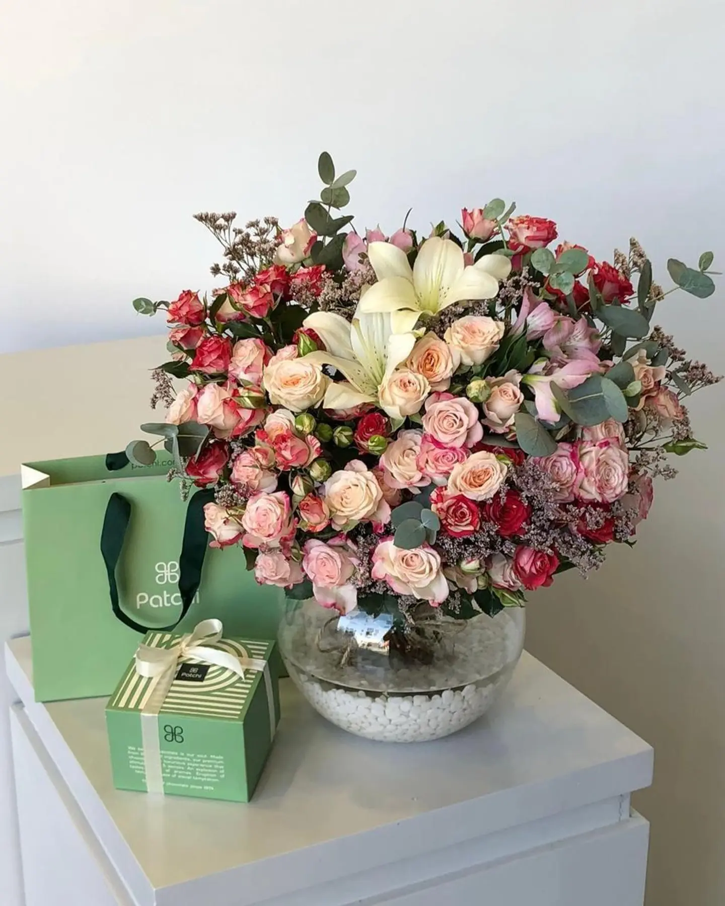 Natural Rose Vase With Chocolate 250g Patchi 96