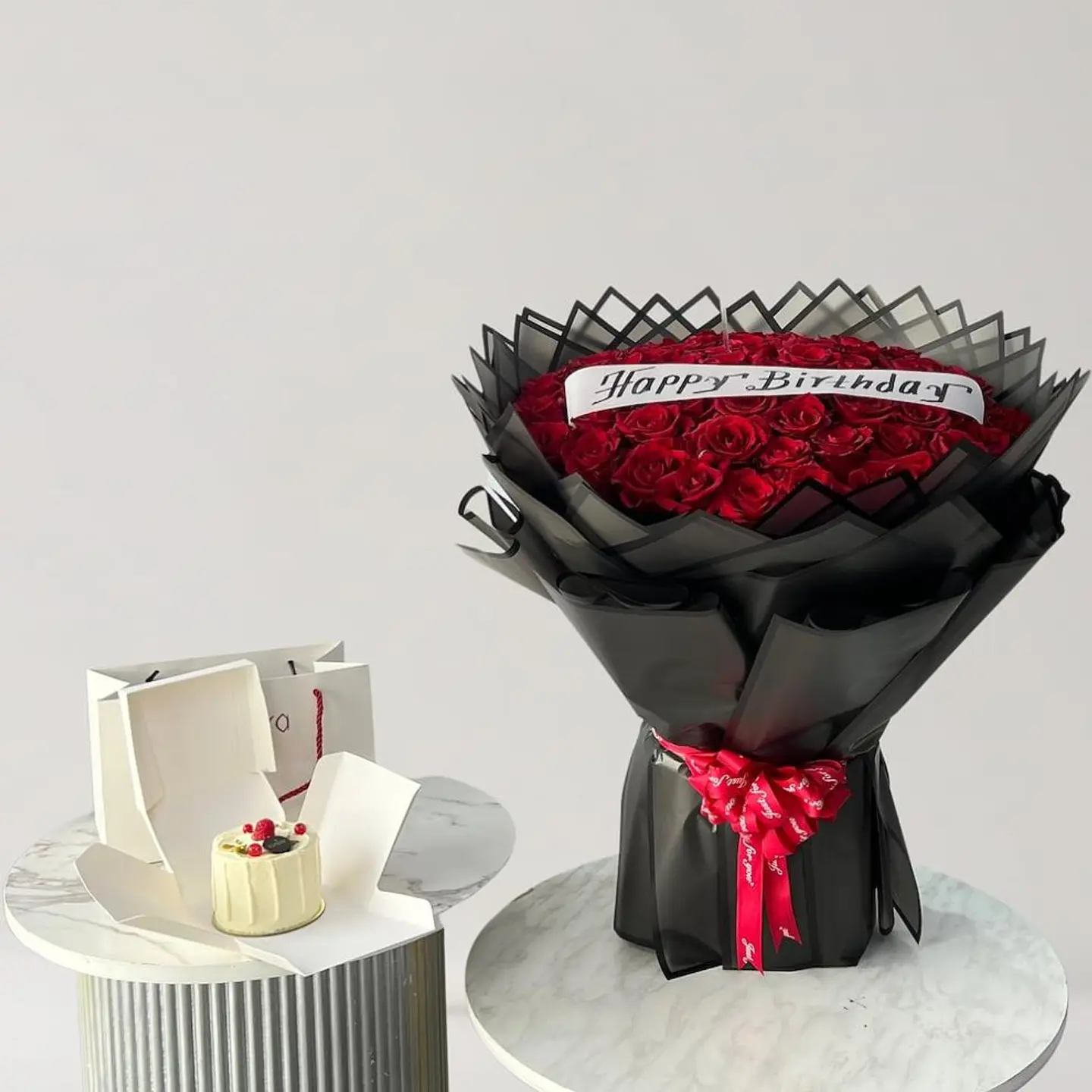 A Bouquet Of Roses And Candera Cake