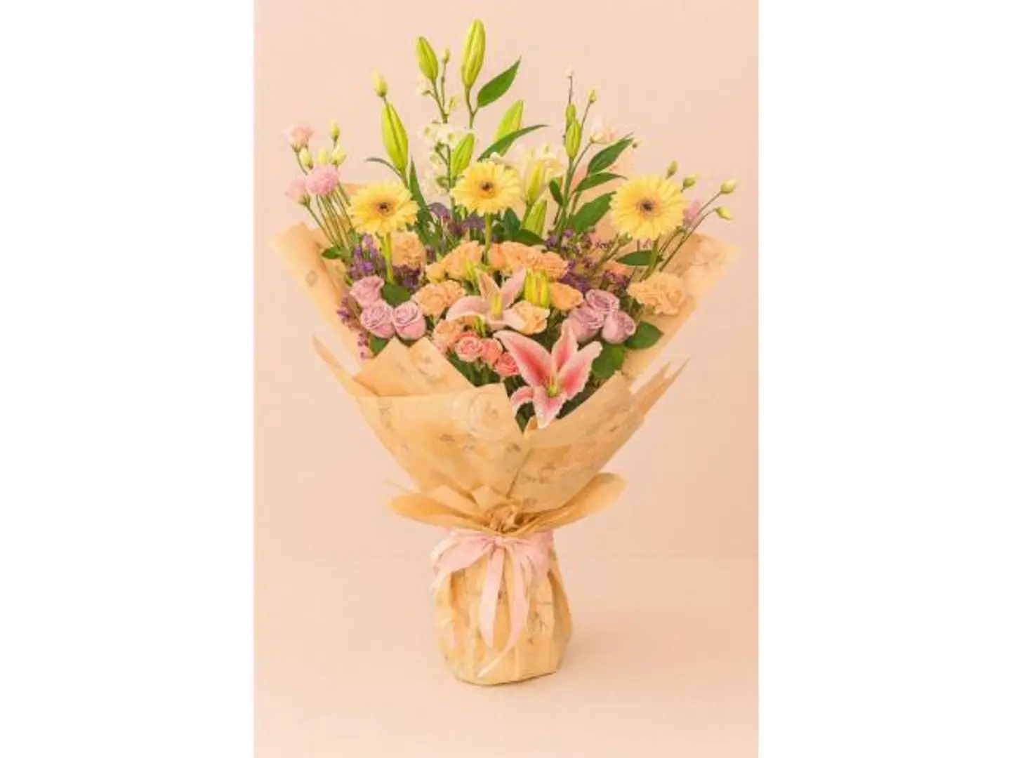 ورود متنوعه مع زهور الزنبق