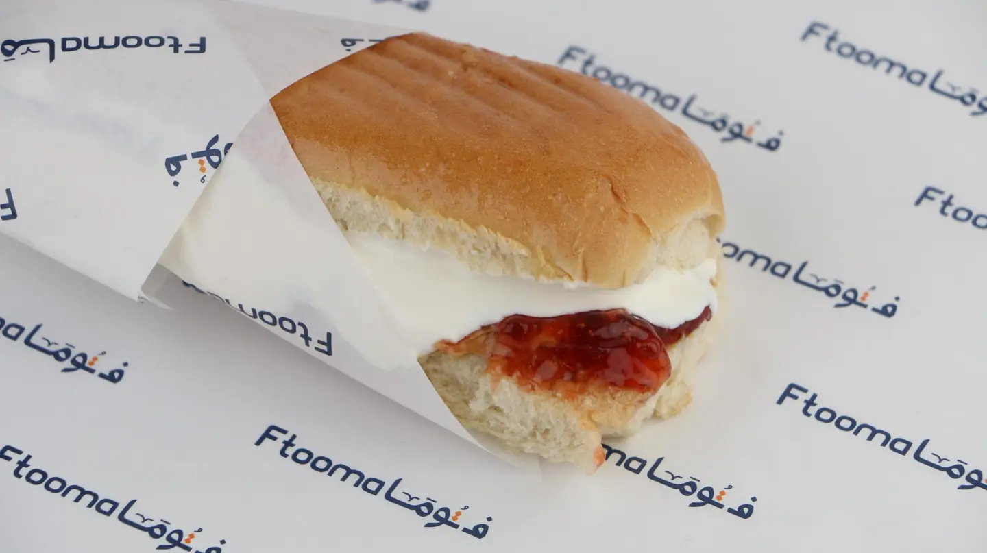 الجبن مع المربى وزبدة الفول السوداني