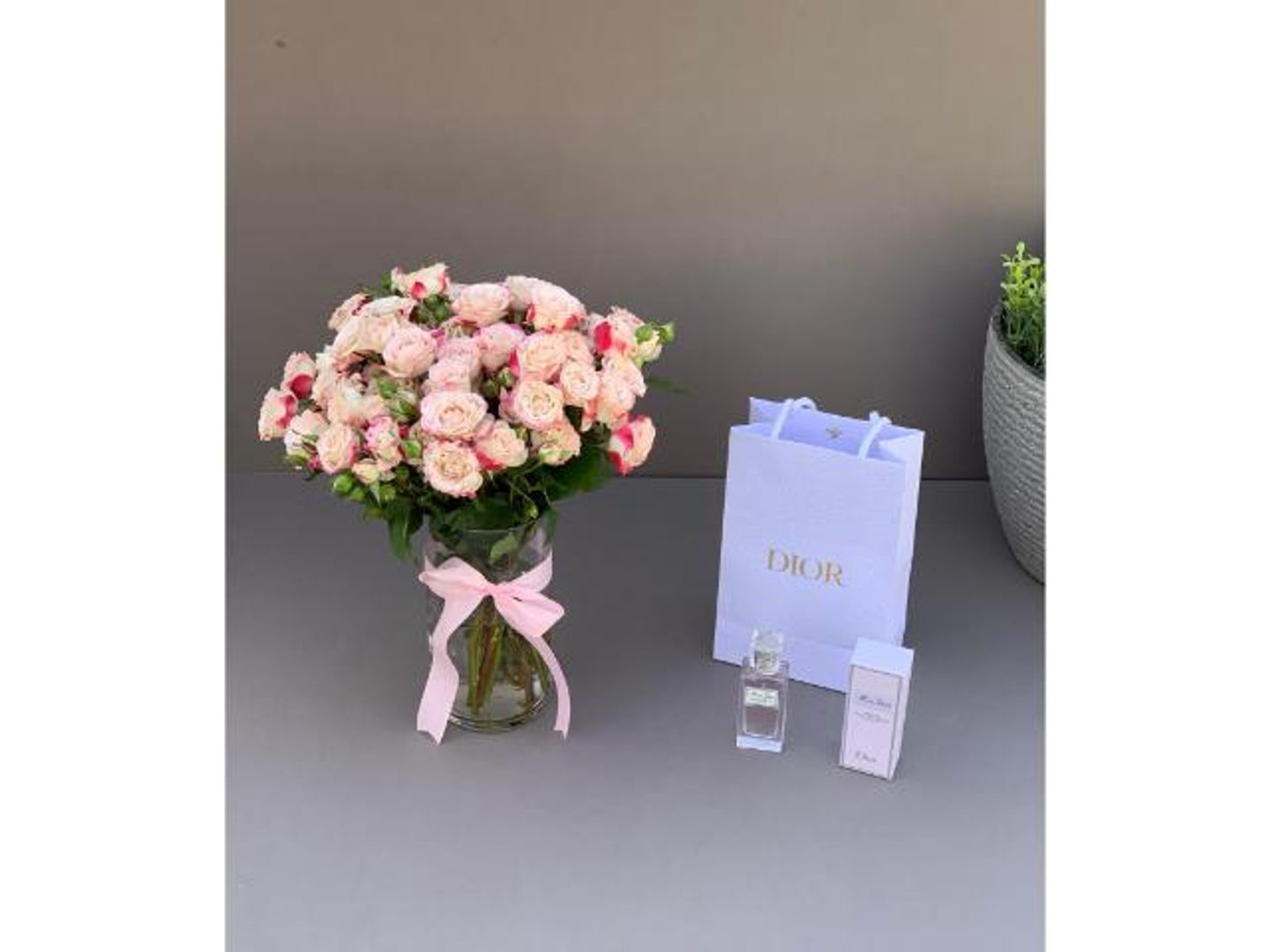 عطر الشعر من ديور مع فازه