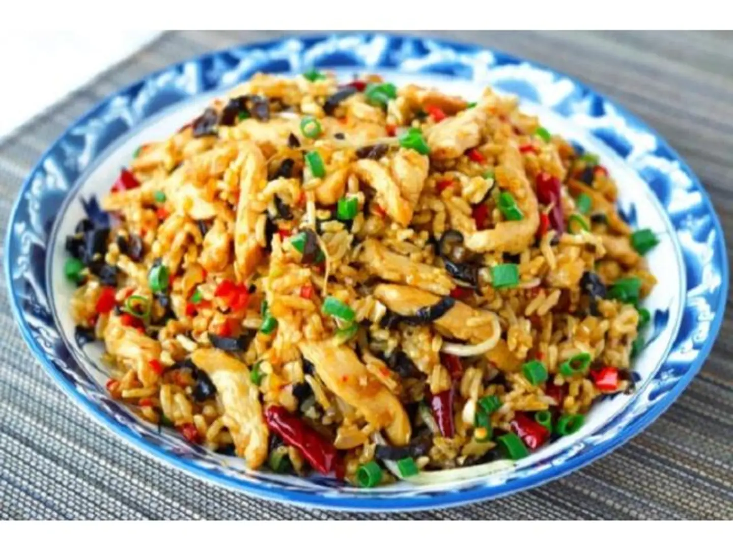 أرز مقلي مختلط بالثوم والفلفل