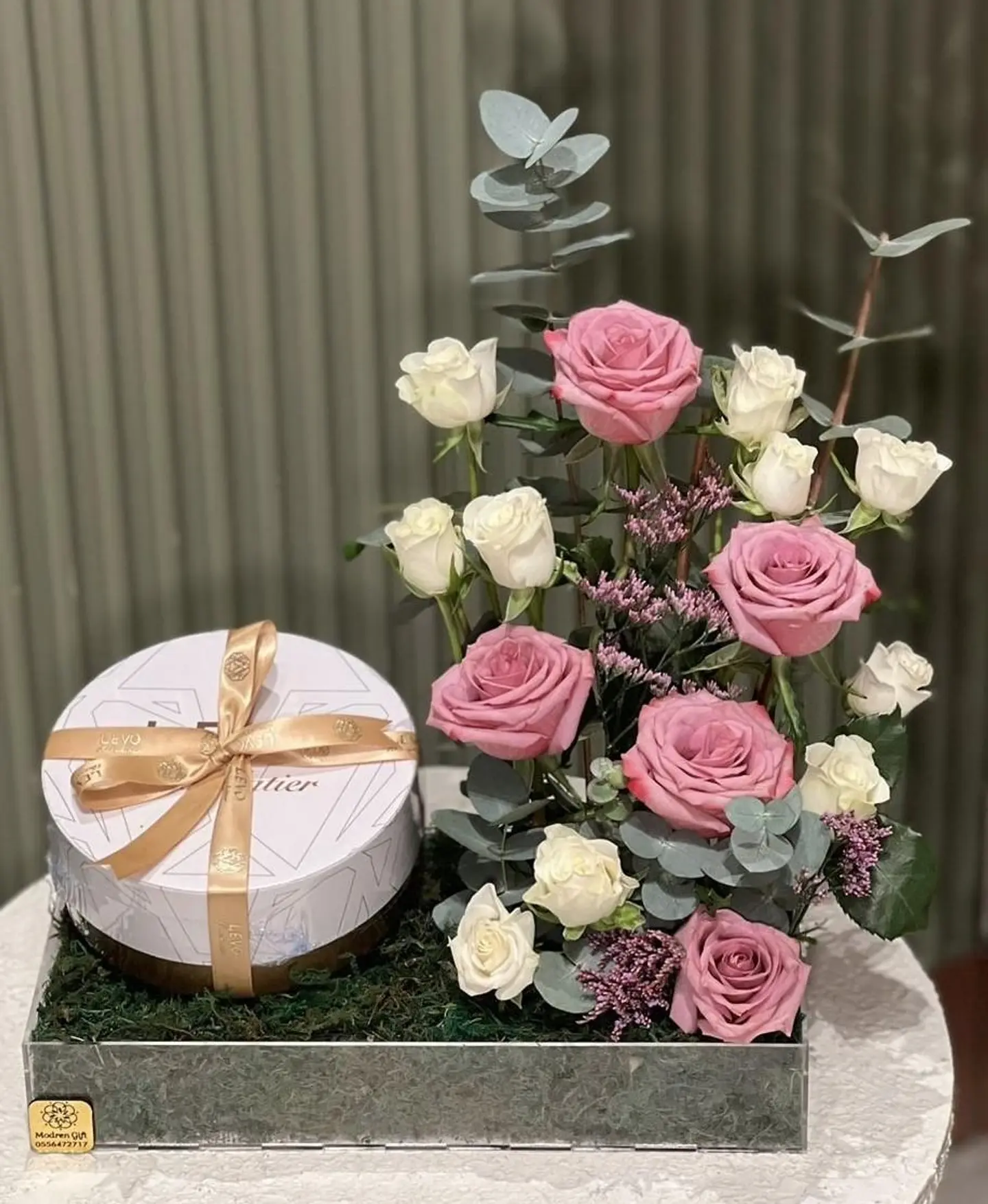 ليفو شوكولاتة مع ورد طبيعي