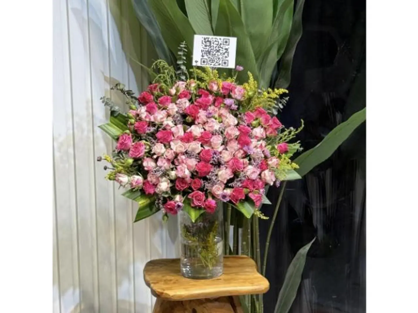 An Elegant Pink Rose Vase That Dazzles The Eye