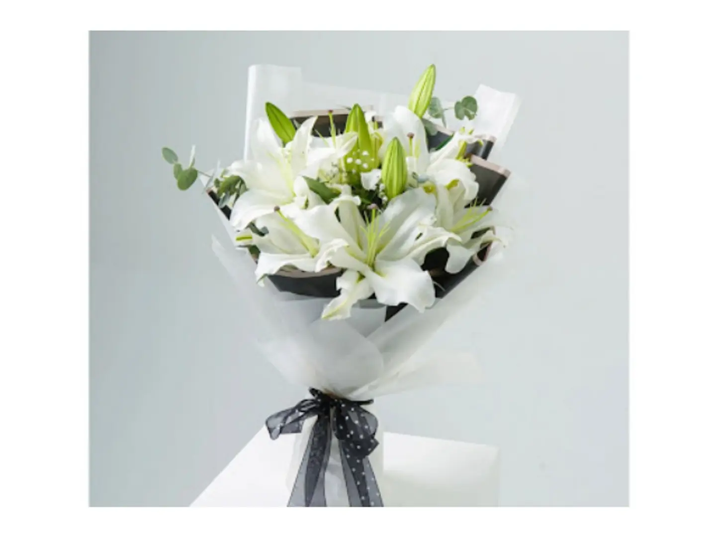 باقة صغيرة من زهور الزنبق الأبيض
