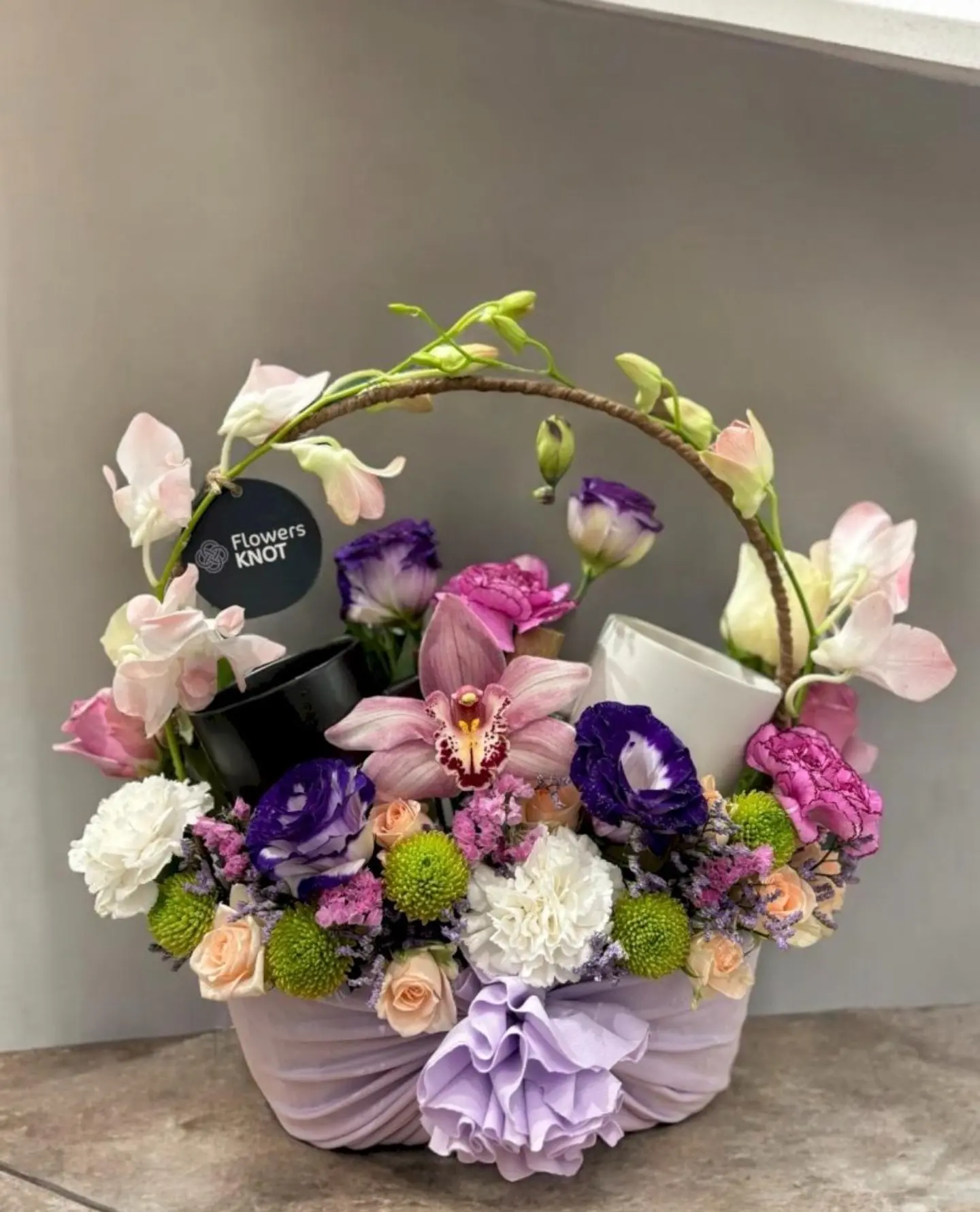 سلة الزهور و الأكواب