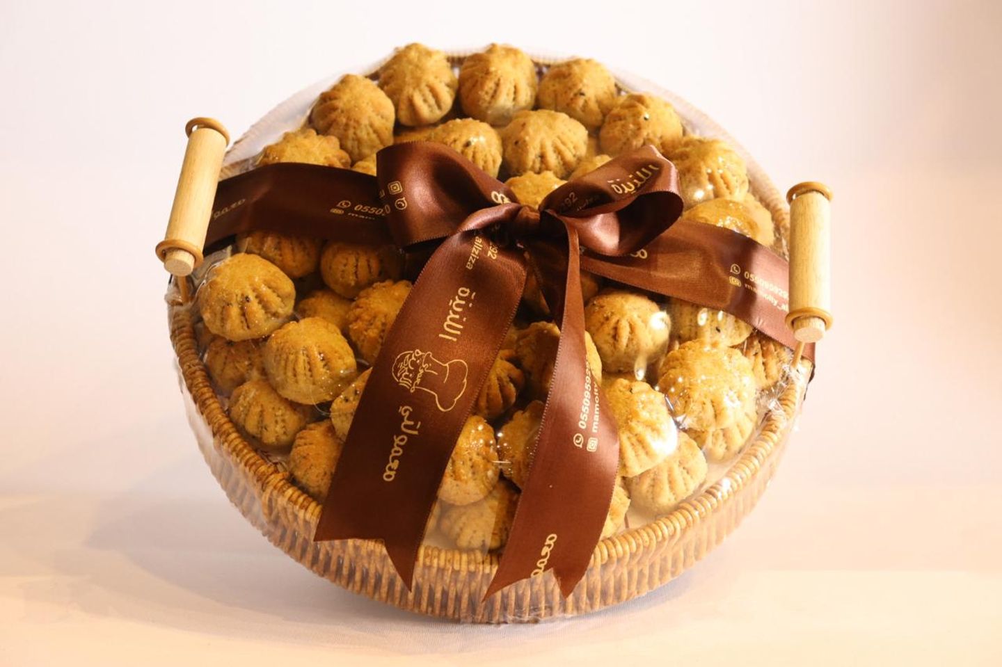 Medium Circular Ym Basket Of Special Assorted Maamoul Wight Manqush