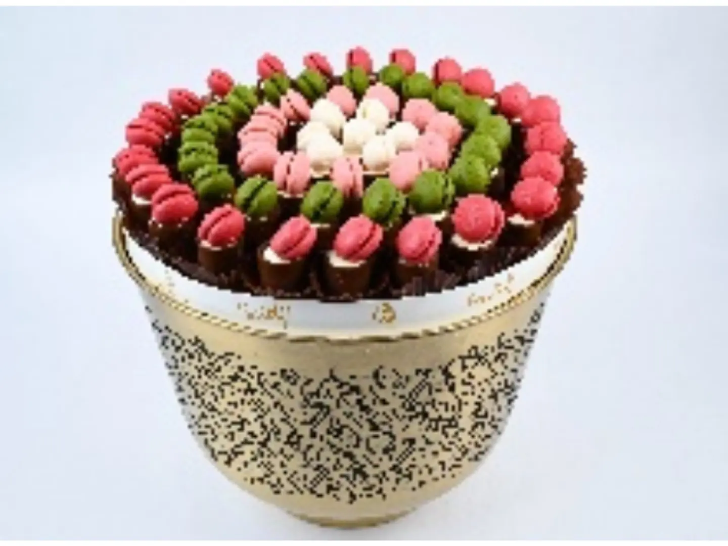 Welcome Vase Chocolate Cups With Macaron