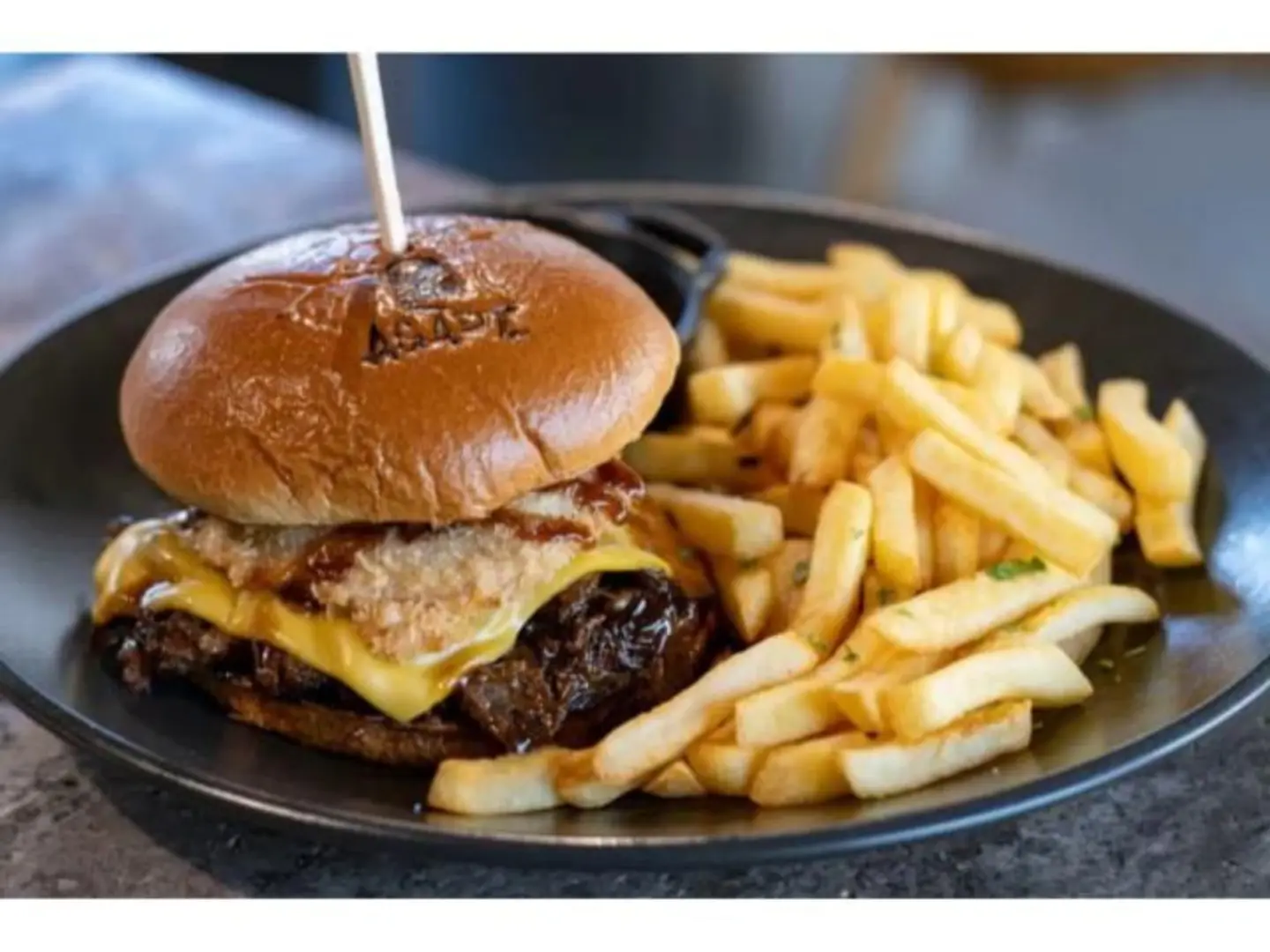 برجر لحم بقري مطهو ببطء