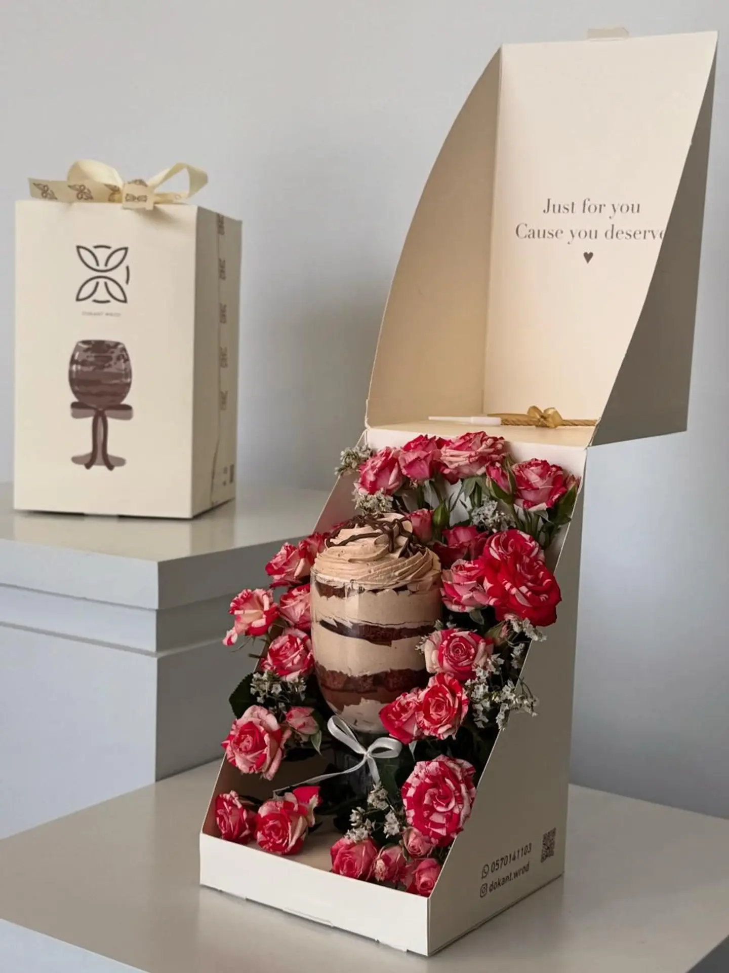 Cake Cup Box With Natural Roses 94