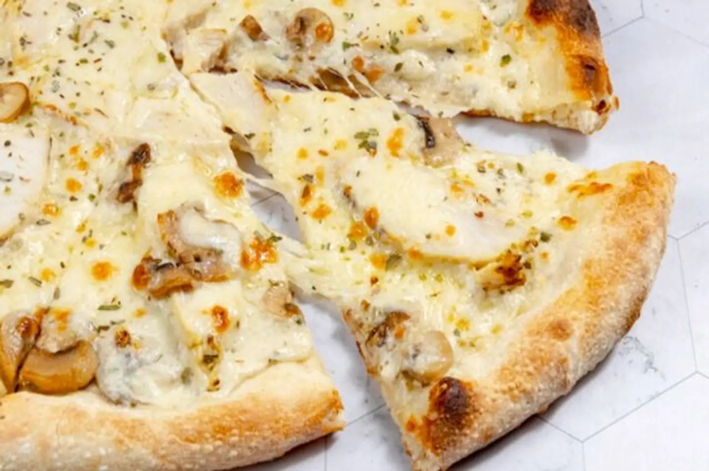 ‎بيتزا دجاج الفريدو