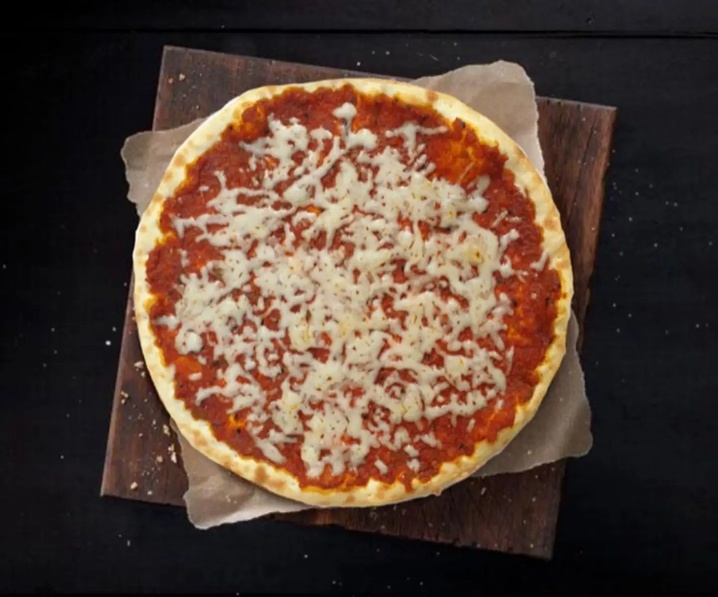 منقوشة محمرة بالجبن