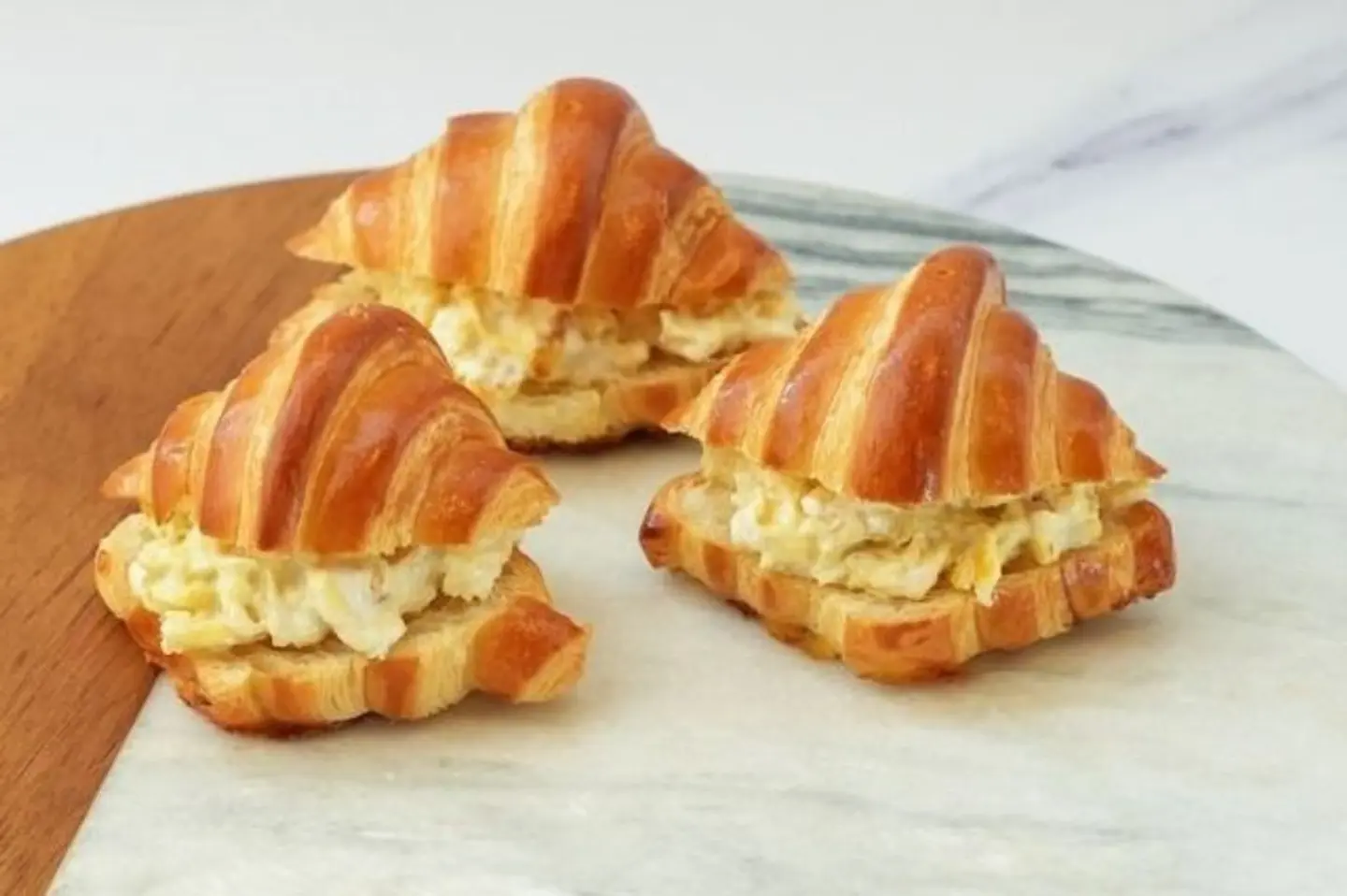 ميني كرواسون بالبيض والجبنة الكريمية